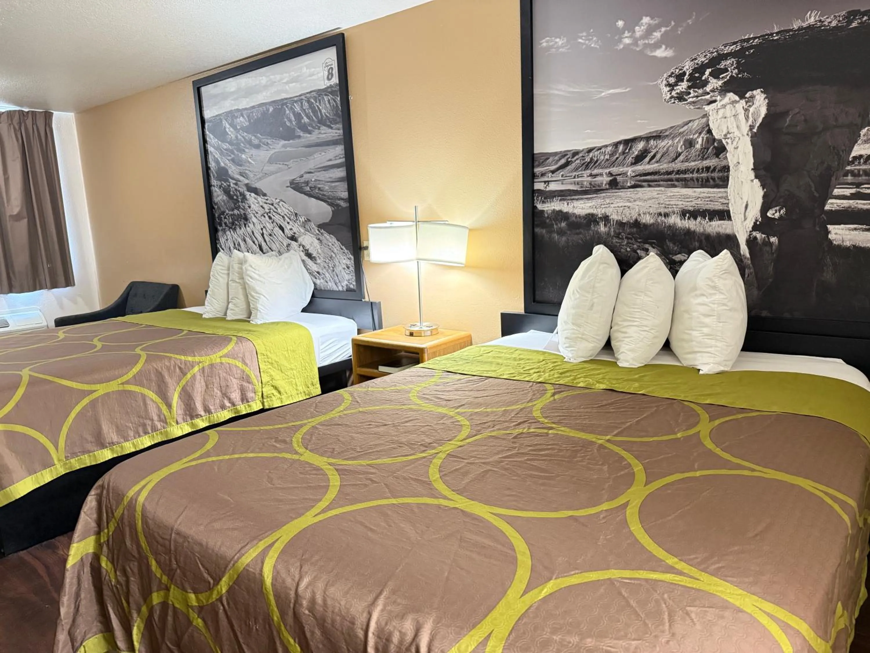 Bedroom, Bed in Hardin Lodge By Capital O Little Bighorn Battlefield I-90