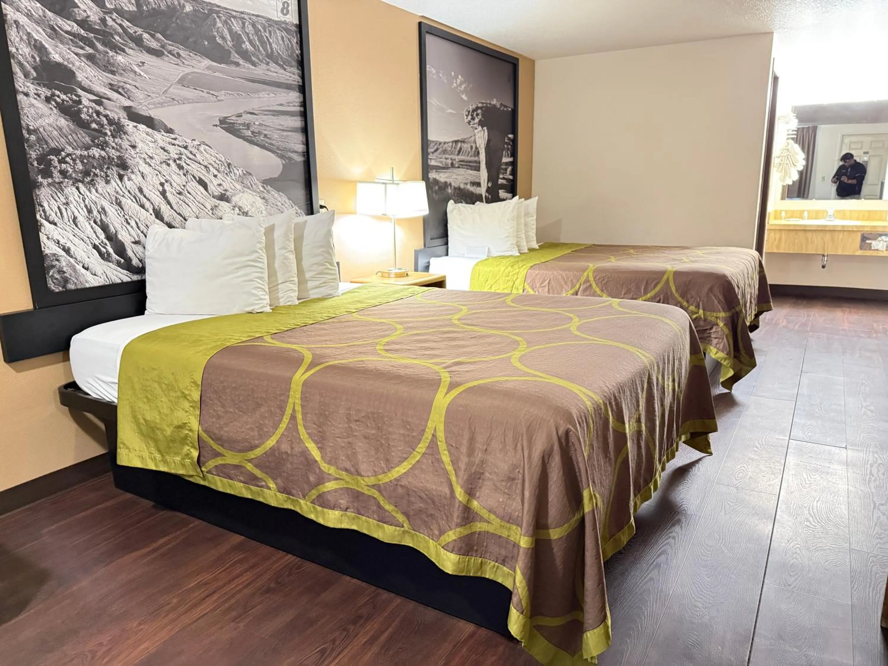 Bedroom, Bed in Hardin Lodge By Capital O Little Bighorn Battlefield I-90