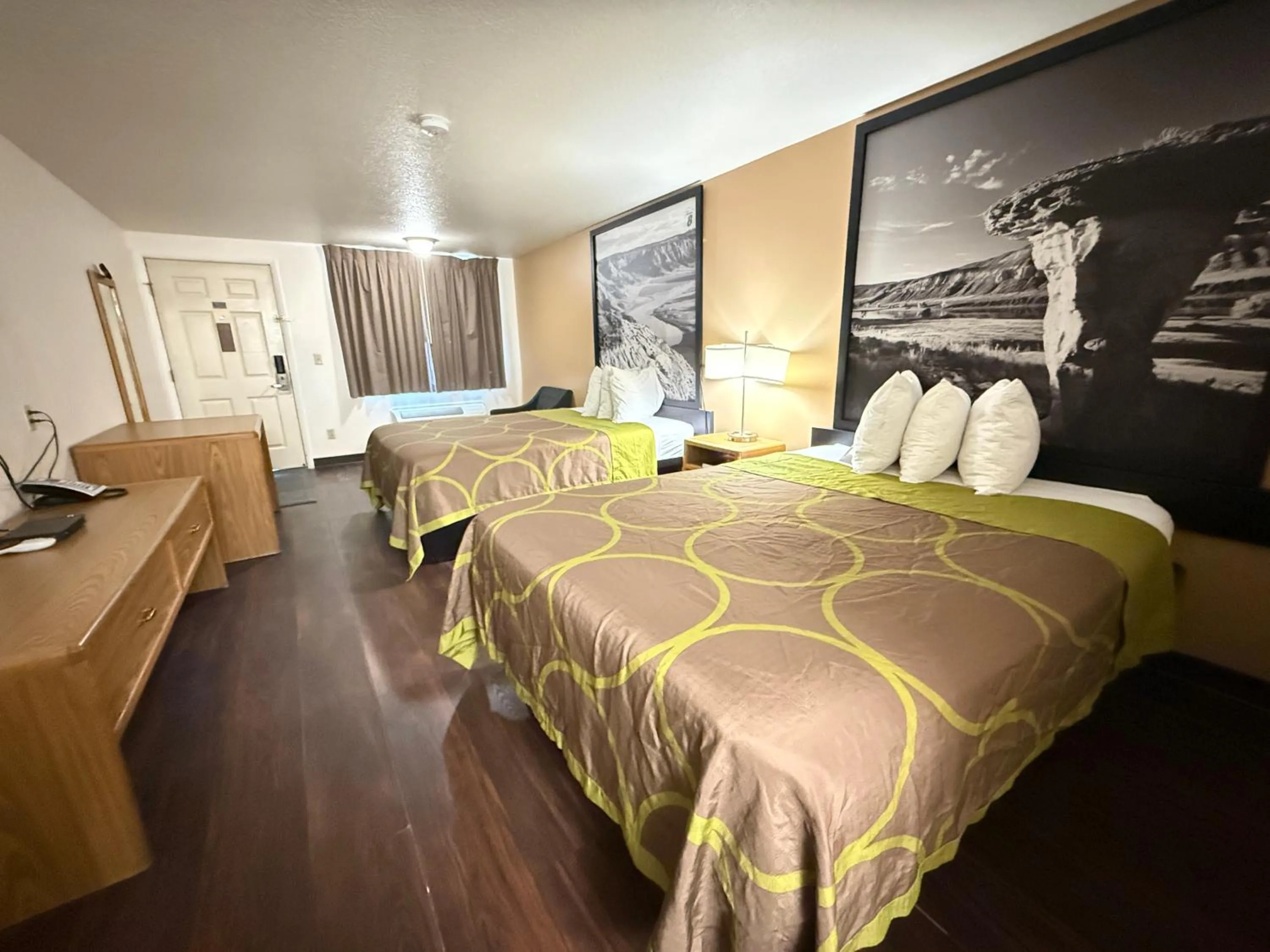 Bedroom, Bed in Hardin Lodge By Capital O Little Bighorn Battlefield I-90