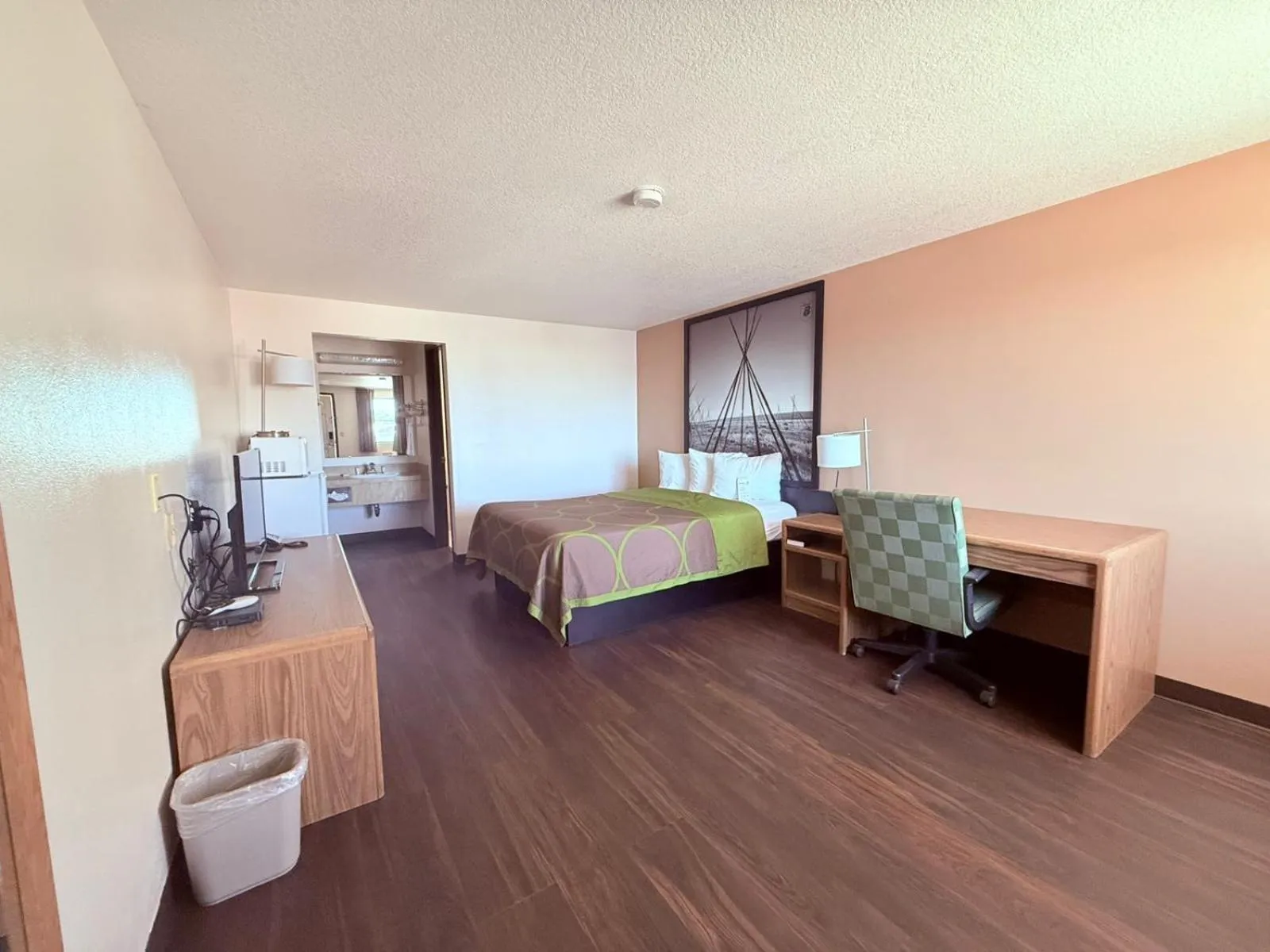 Bedroom, Bed in Hardin Lodge By Capital O Little Bighorn Battlefield I-90