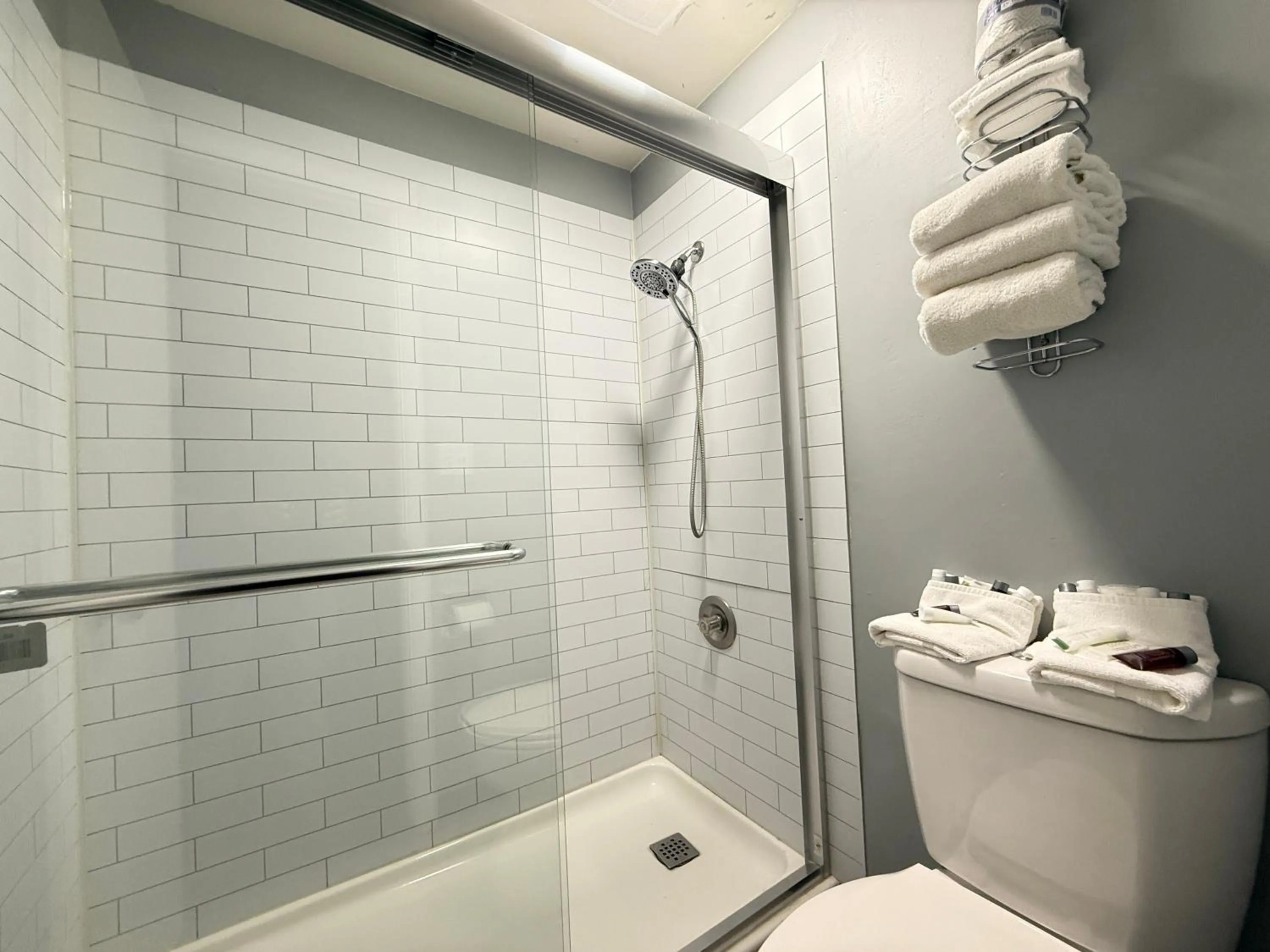 Bathroom in Hardin Lodge By Capital O Little Bighorn Battlefield I-90