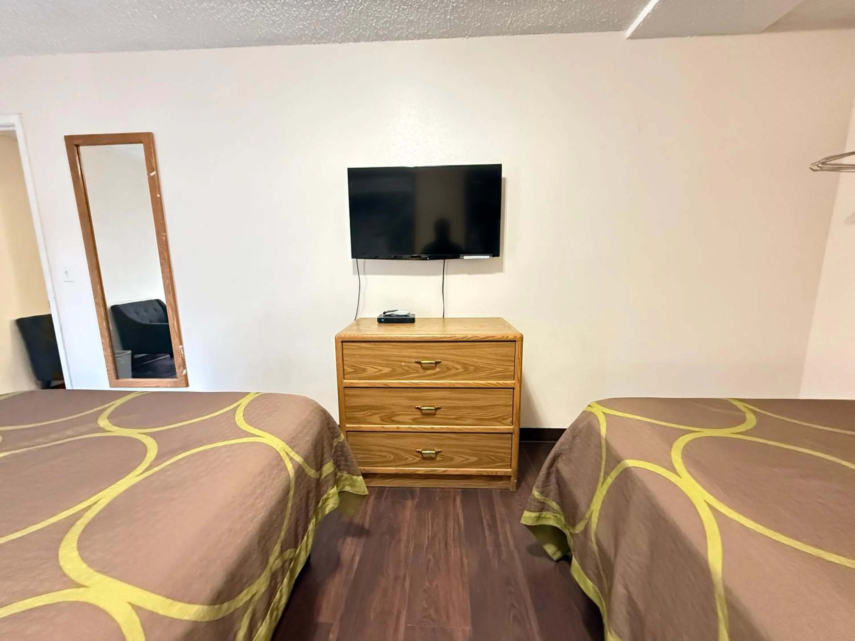 Bedroom, Bed in Hardin Lodge By Capital O Little Bighorn Battlefield I-90