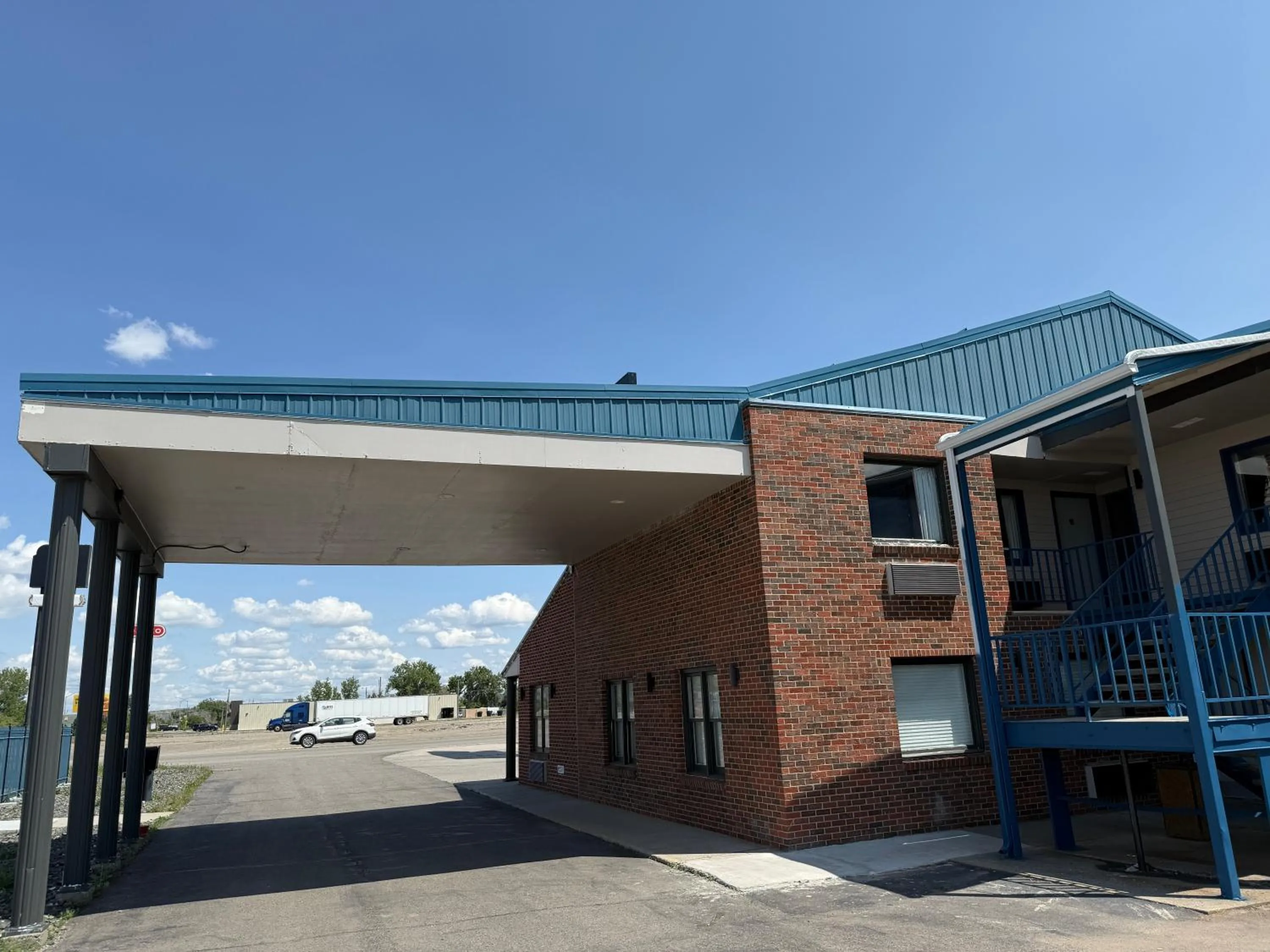 Facade/entrance in Hardin Lodge By Capital O Little Bighorn Battlefield I-90