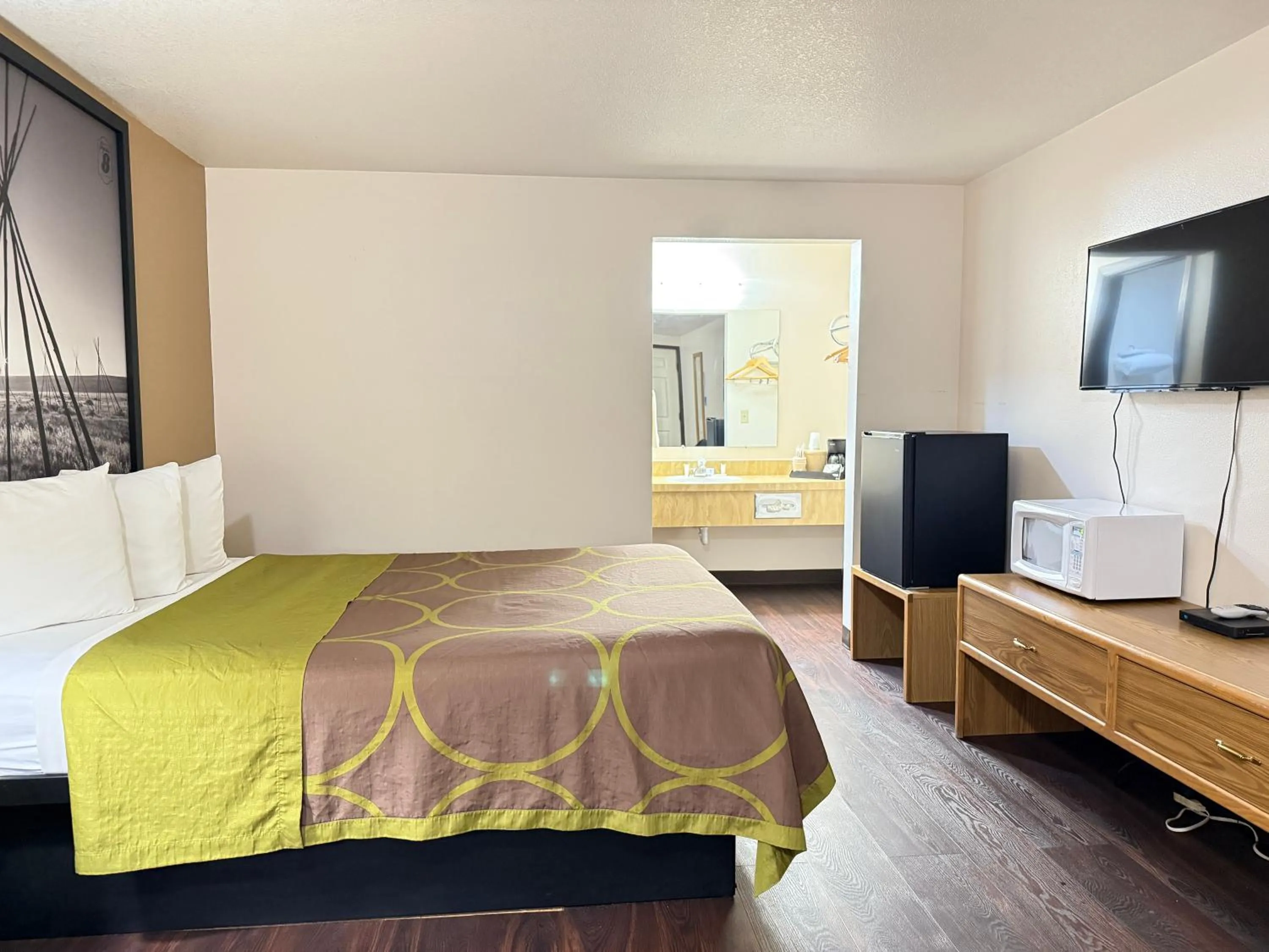 Bedroom, Bed in Hardin Lodge By Capital O Little Bighorn Battlefield I-90