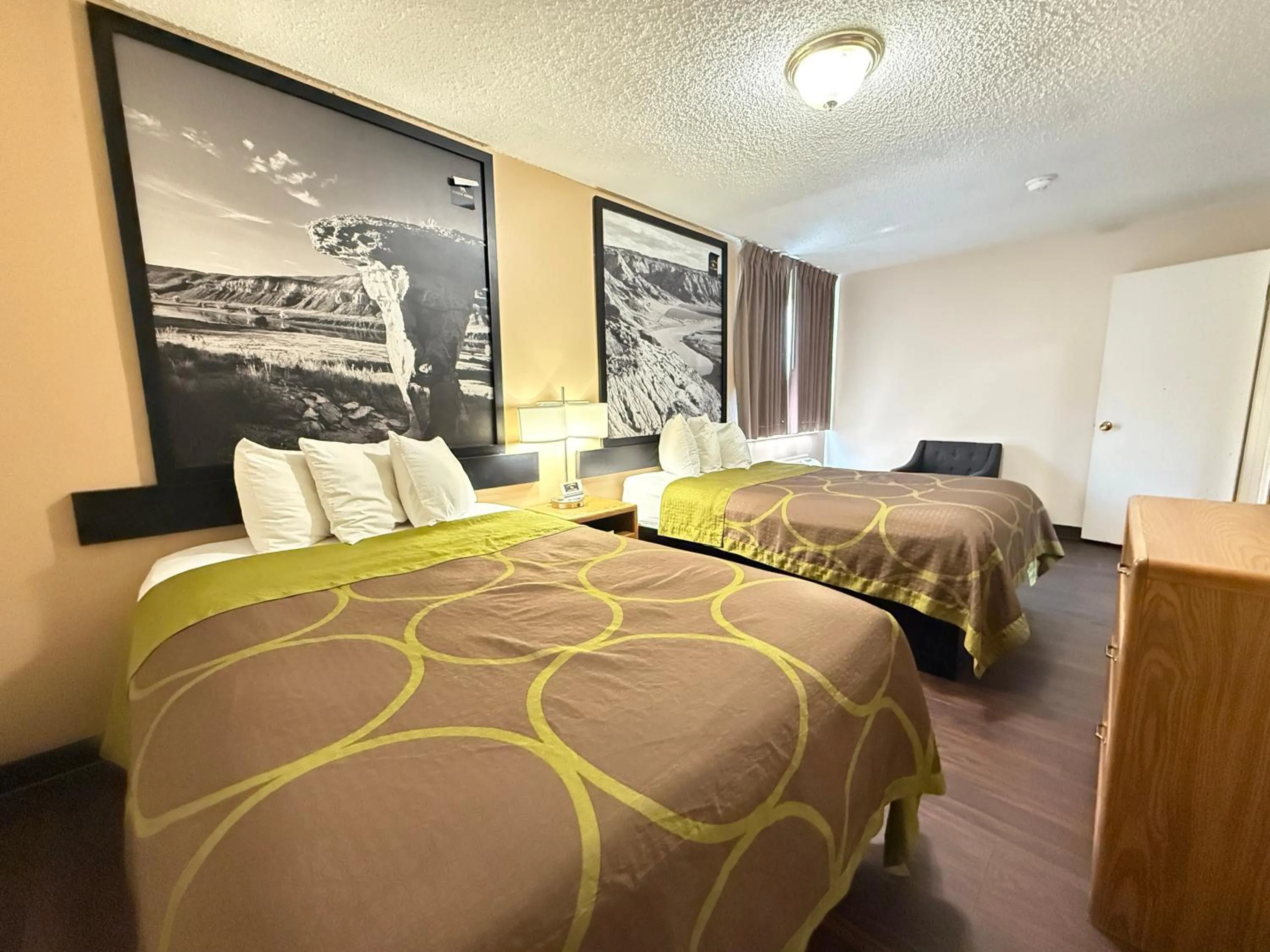 Bedroom, Bed in Hardin Lodge By Capital O Little Bighorn Battlefield I-90