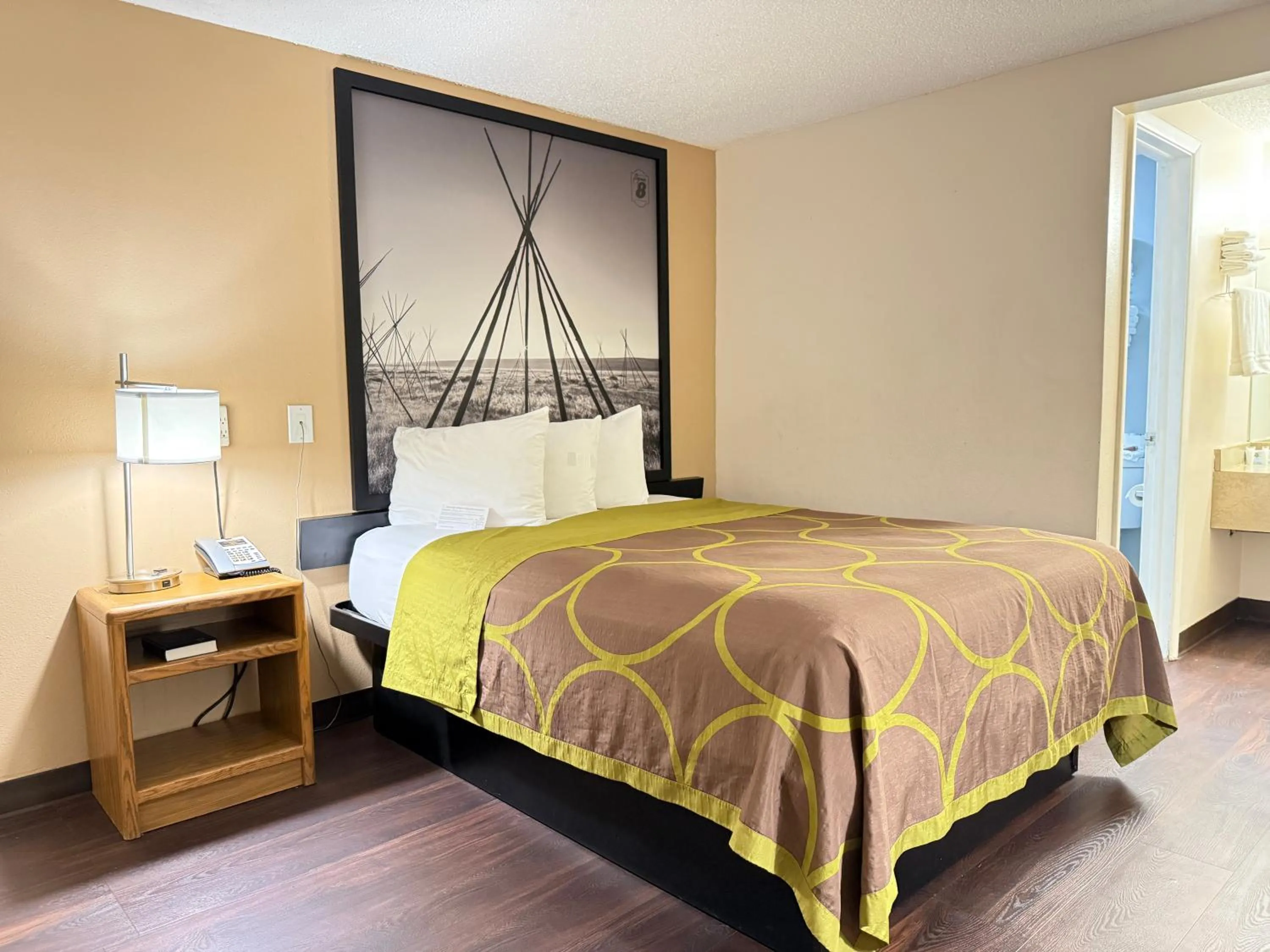 Bedroom, Bed in Hardin Lodge By Capital O Little Bighorn Battlefield I-90