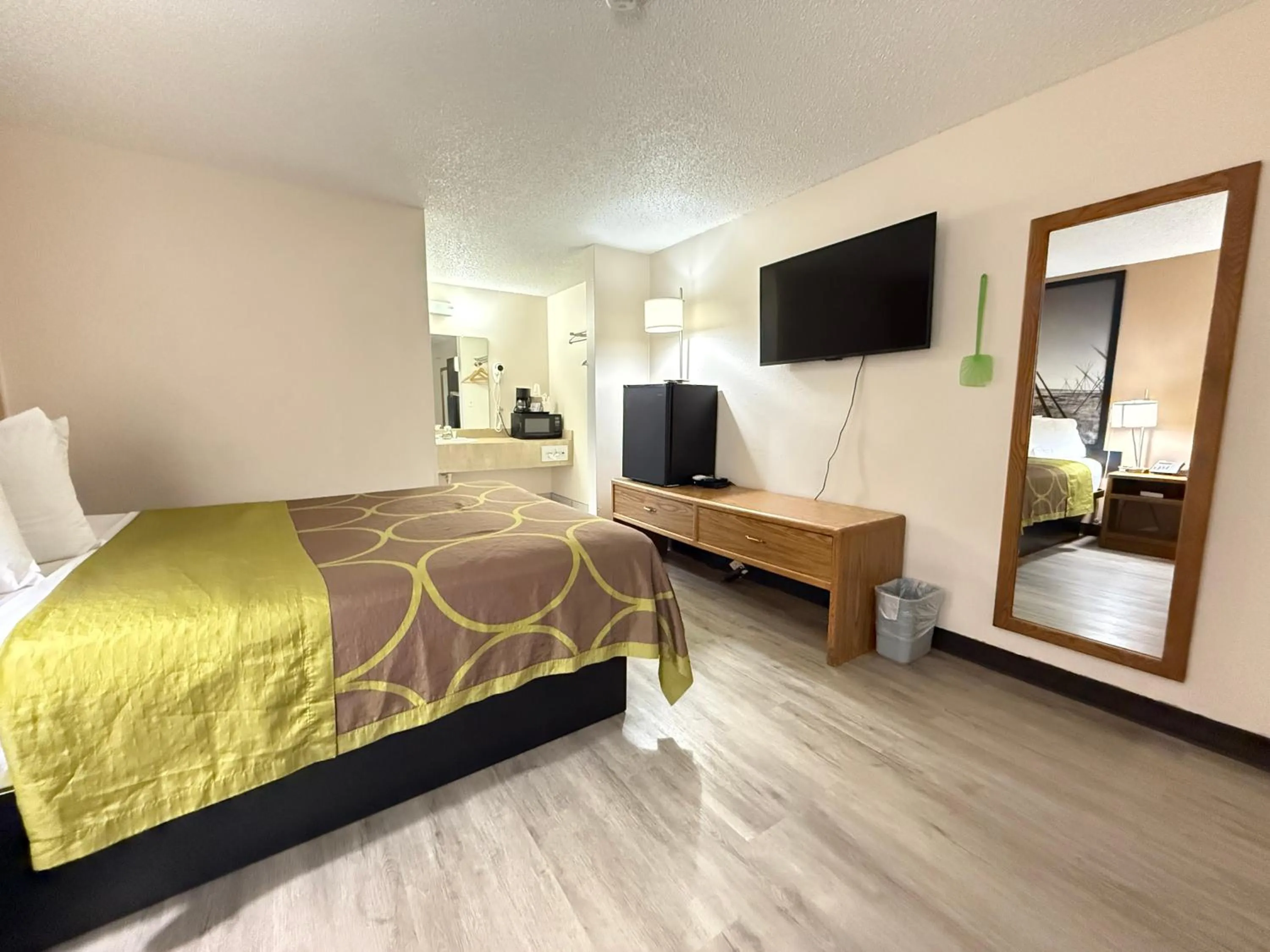 Bedroom, Bed in Hardin Lodge By Capital O Little Bighorn Battlefield I-90
