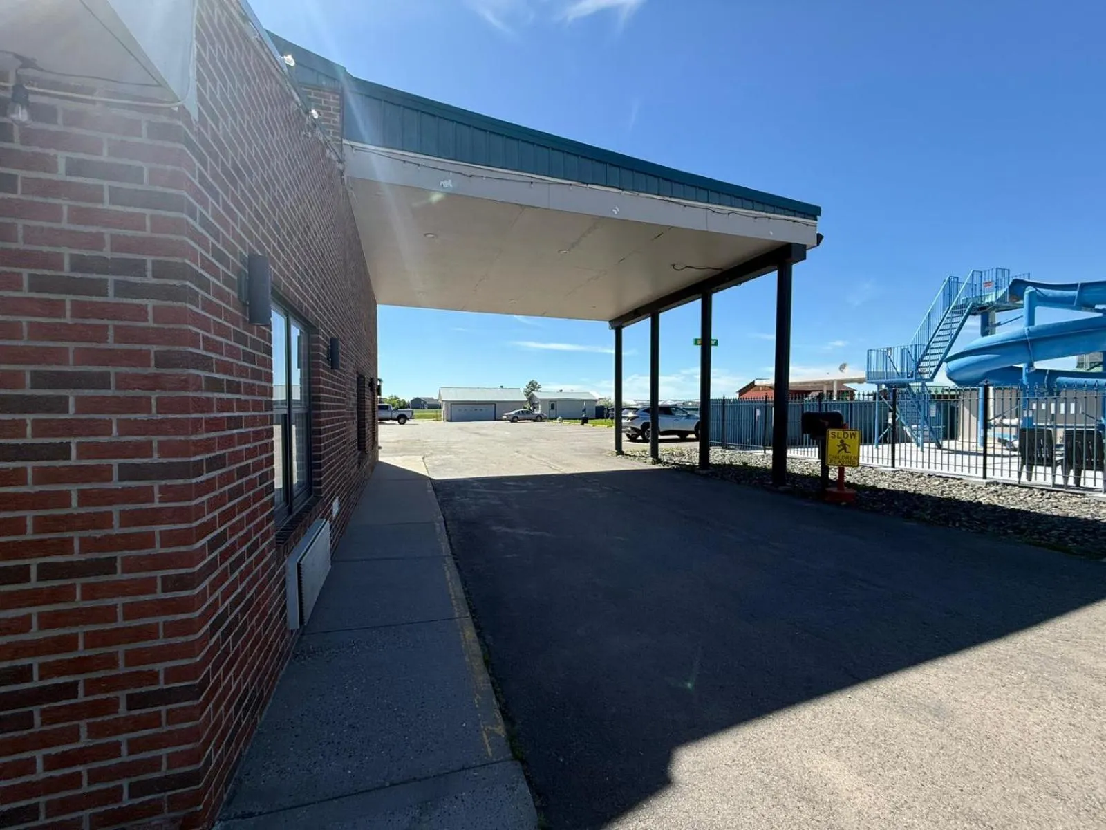 Facade/entrance in Hardin Lodge By Capital O Little Bighorn Battlefield I-90