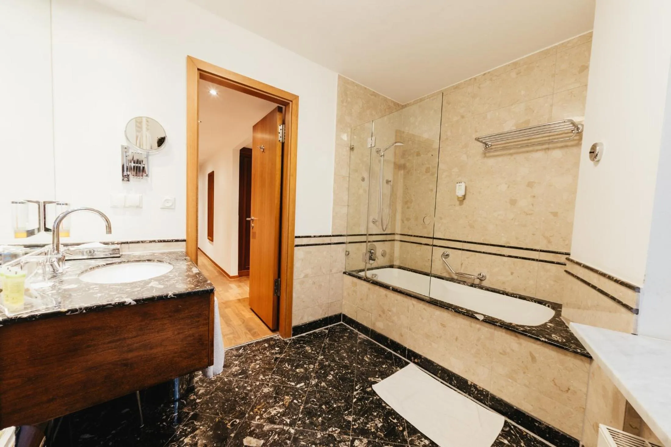 Bathroom in Lindner Hotel Frankfurt Main Plaza, part of JdV by Hyatt