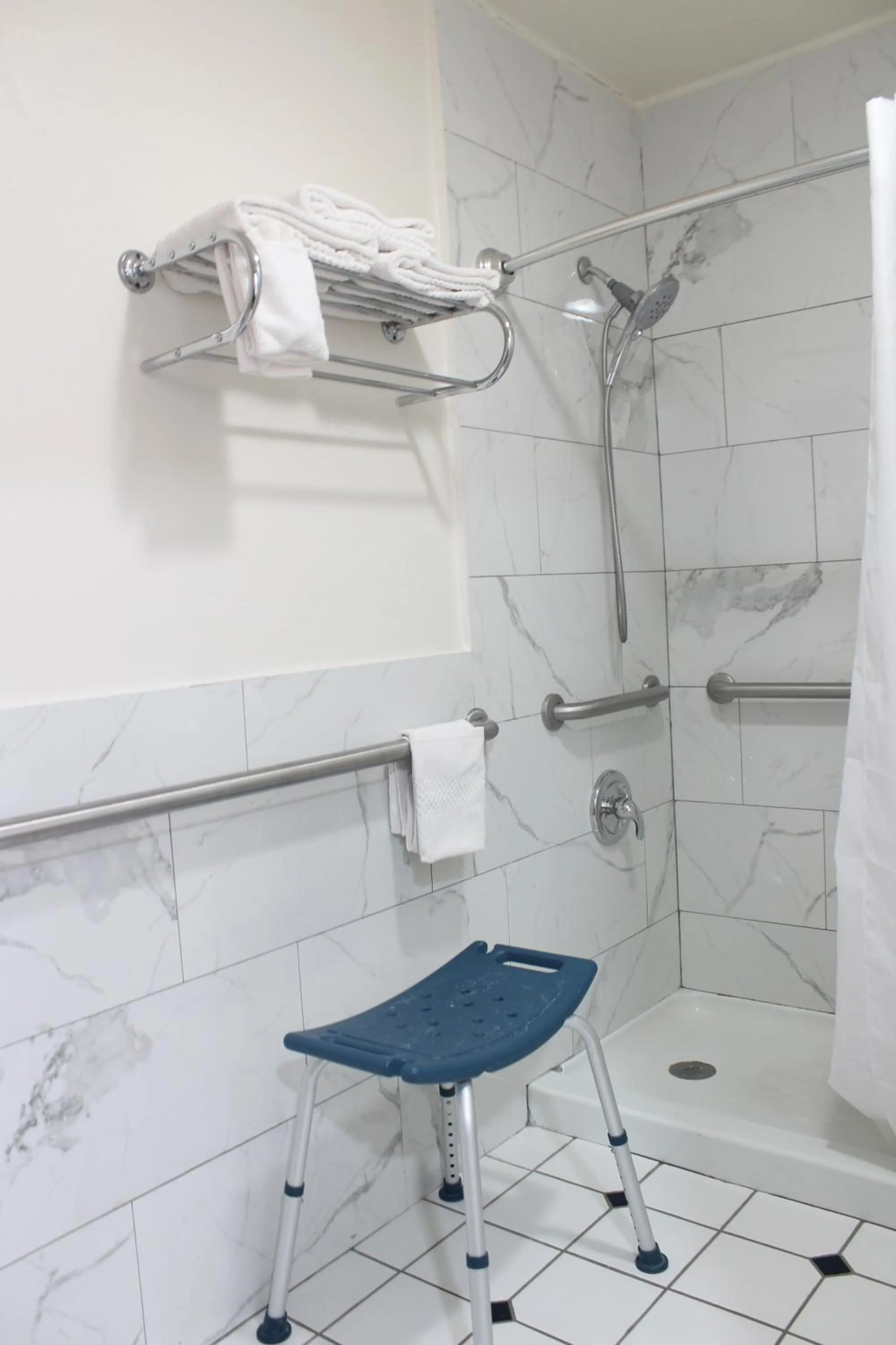 Shower in Rodeway Inn Tucumcari