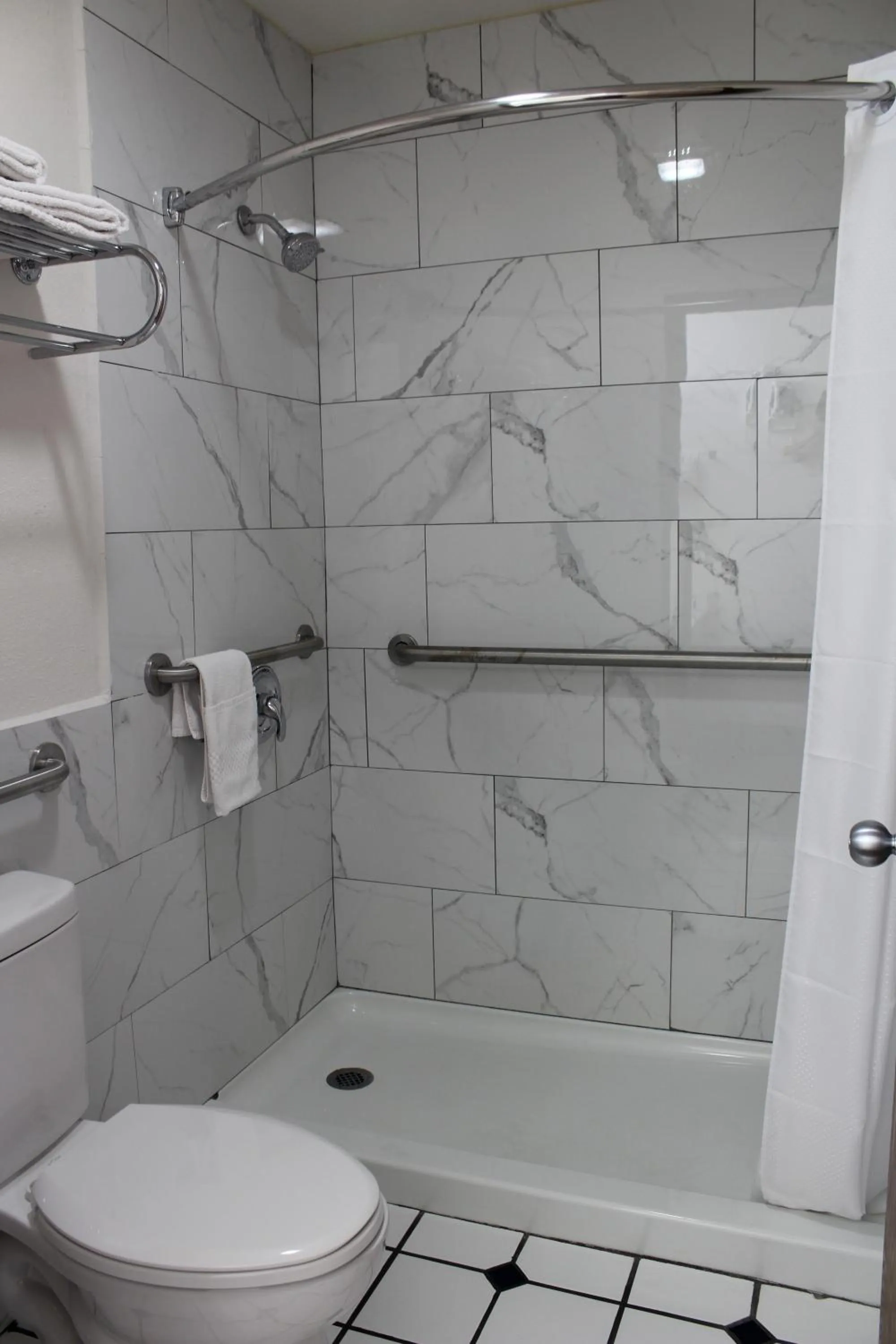 Shower in Rodeway Inn Tucumcari