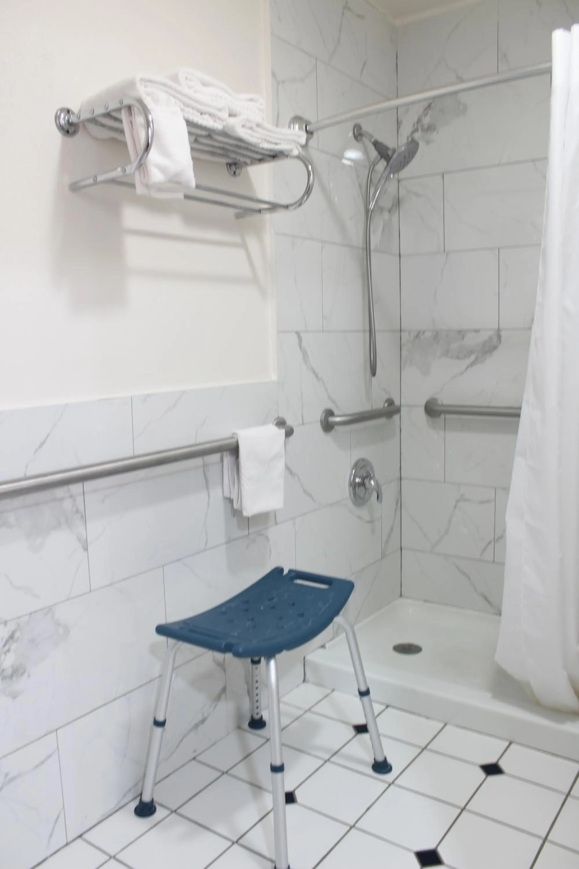 Shower in Rodeway Inn Tucumcari