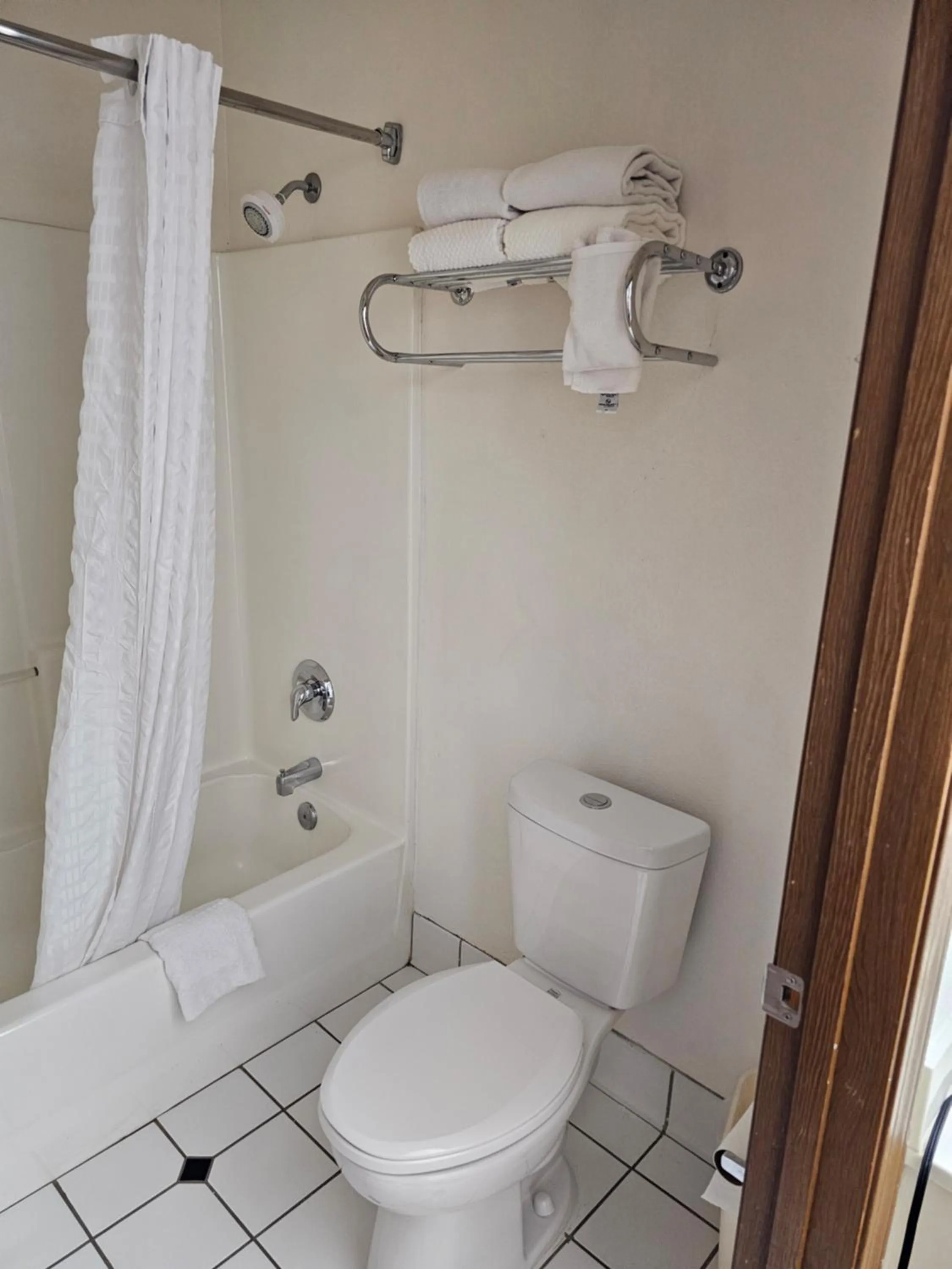 Shower in Rodeway Inn Tucumcari