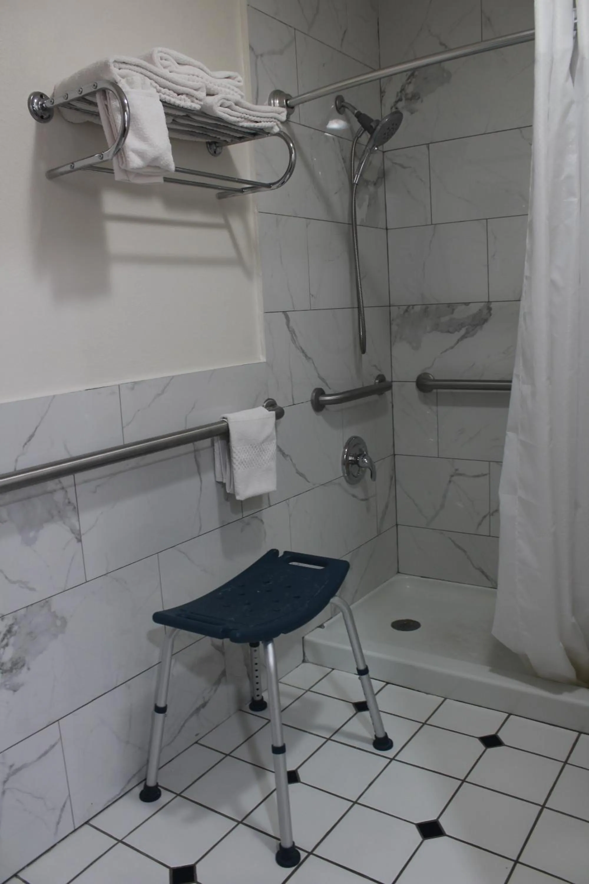 Shower in Rodeway Inn Tucumcari