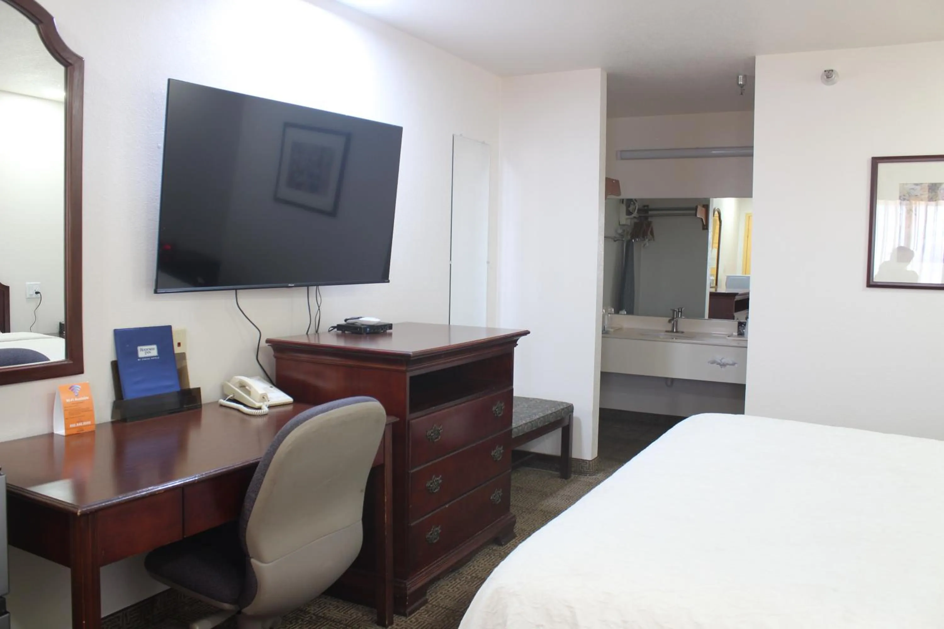 TV and multimedia, Bed in Rodeway Inn Tucumcari