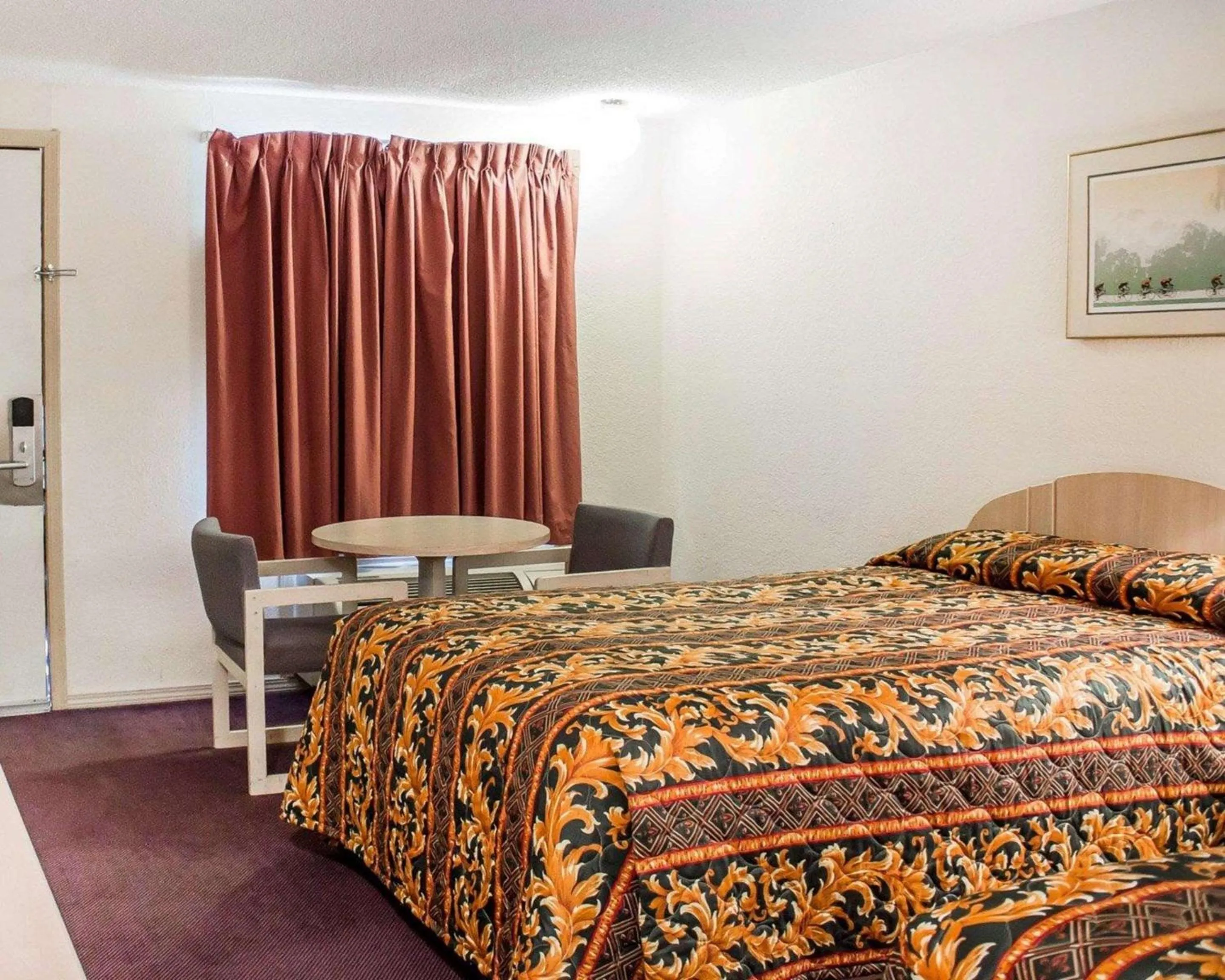 Photo of the whole room, Bed in Rodeway Inn Findlay University Area