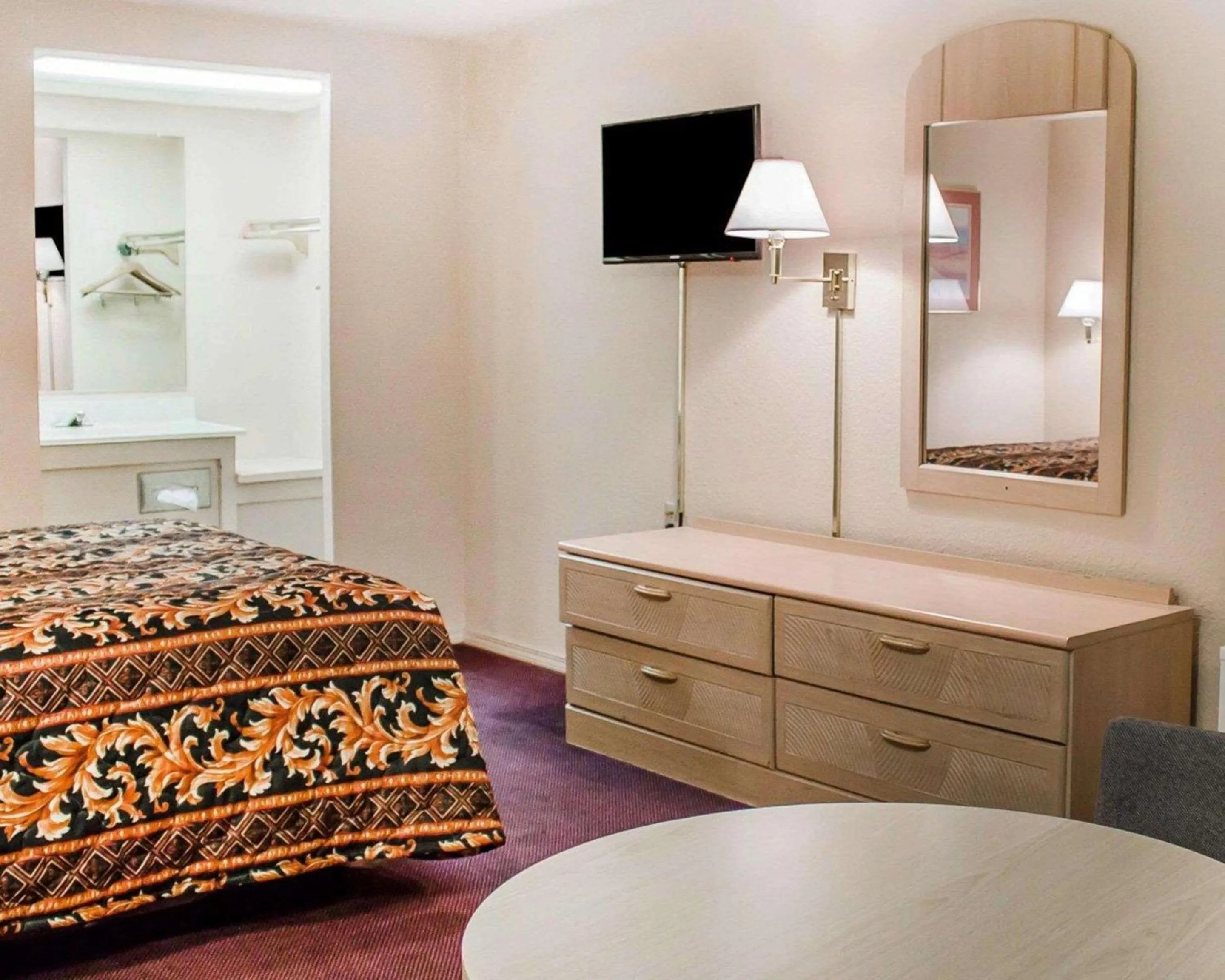 Photo of the whole room, Bed in Rodeway Inn Findlay University Area