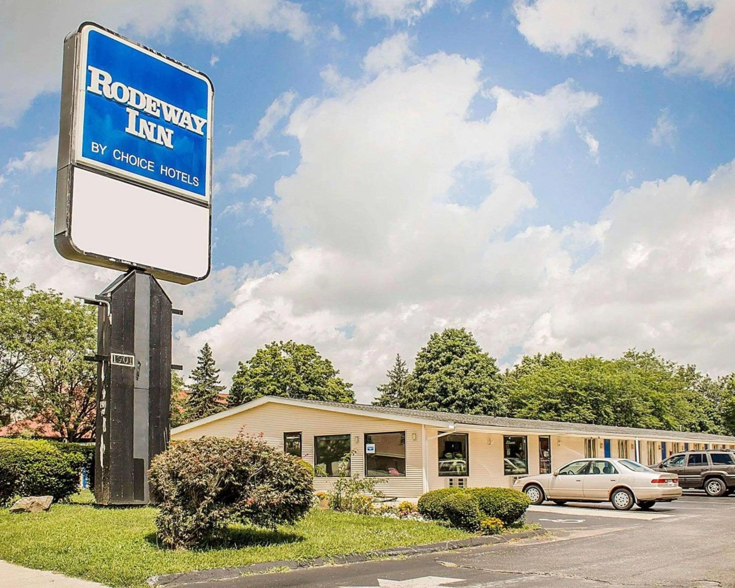 Property building in Rodeway Inn Findlay University Area