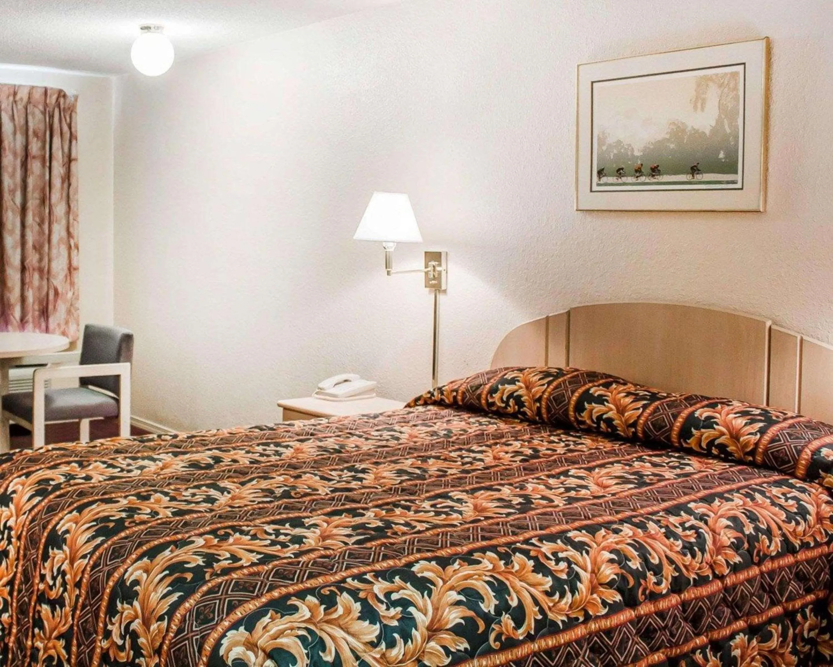 Photo of the whole room, Bed in Rodeway Inn Findlay University Area