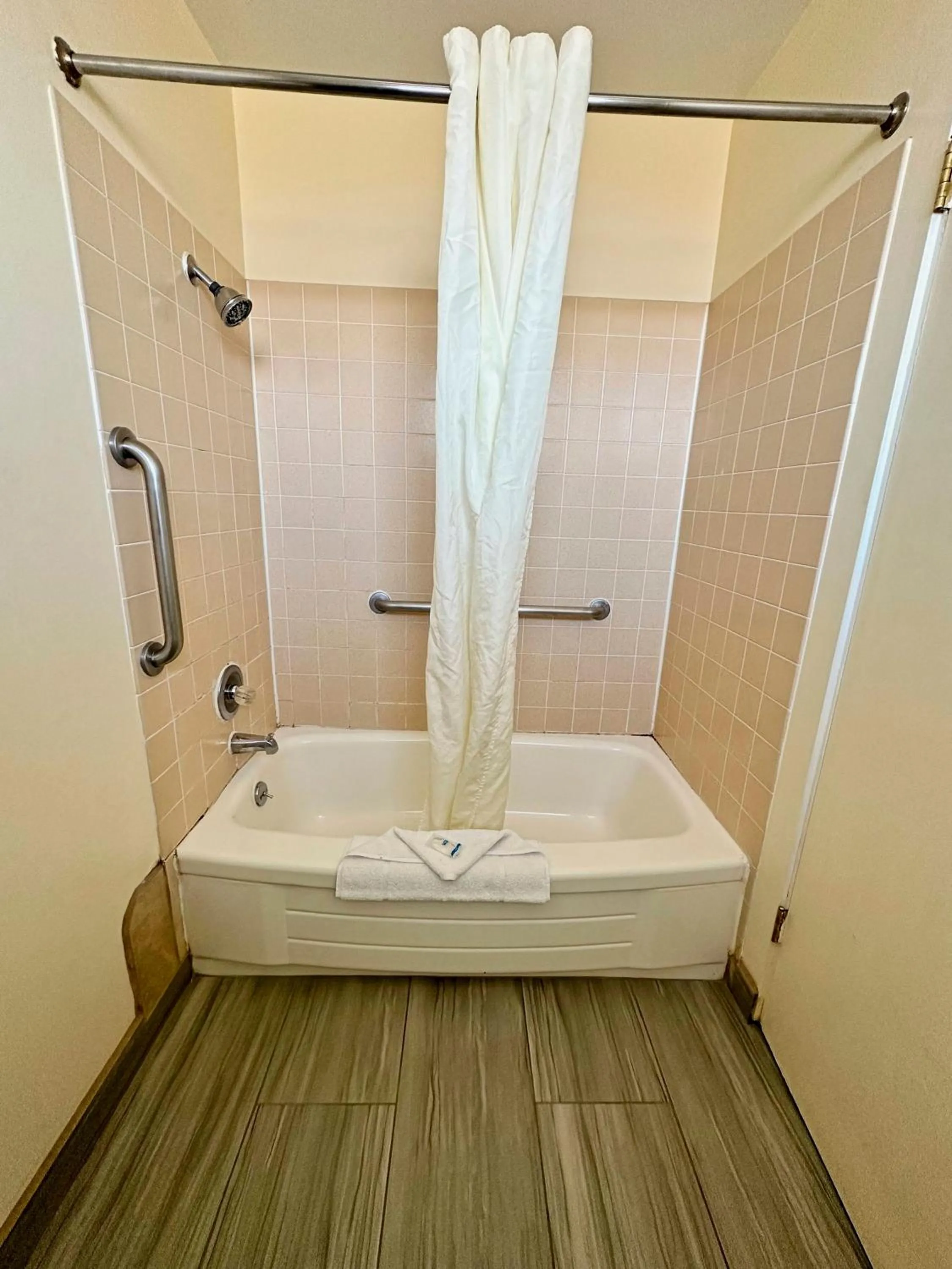 Shower in Rodeway Inn Boardman - Hermiston