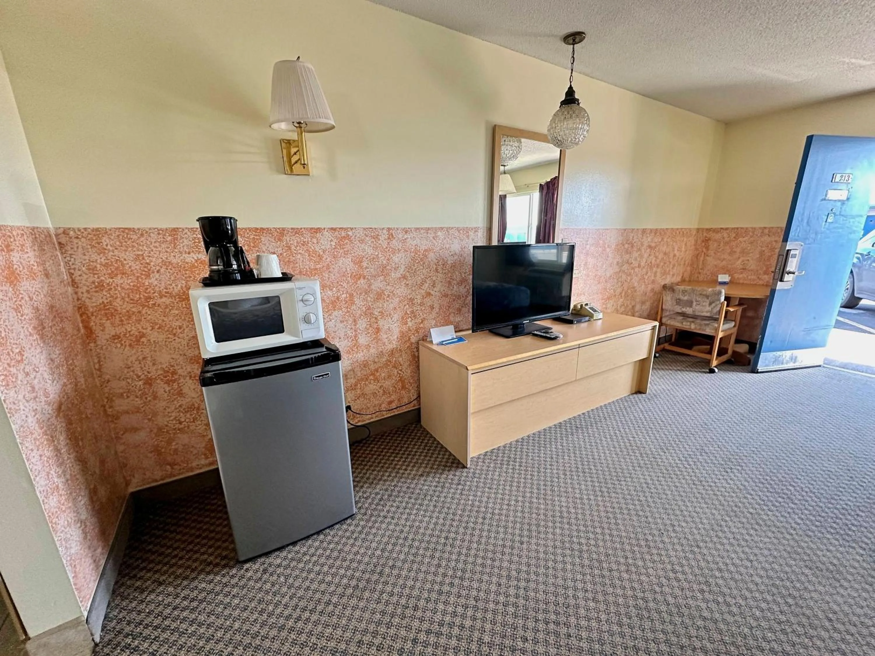 TV and multimedia in Rodeway Inn Boardman - Hermiston