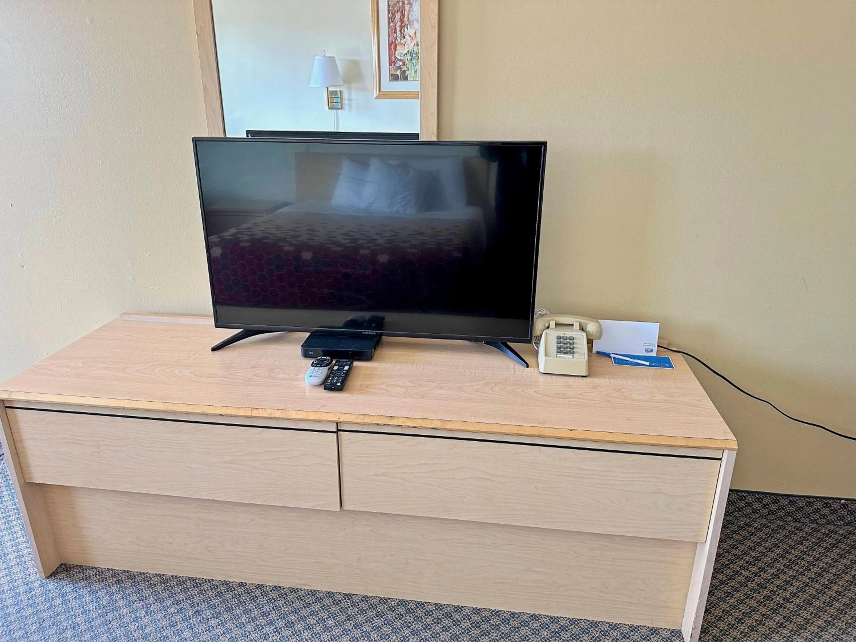 TV and multimedia in Rodeway Inn Boardman - Hermiston