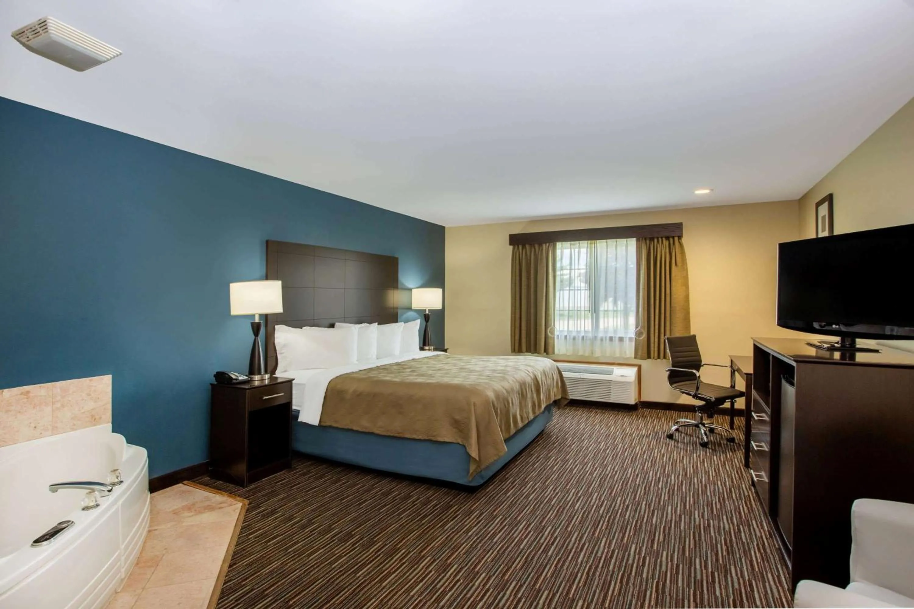 Photo of the whole room, Bed in AmericInn by Wyndham Jefferson