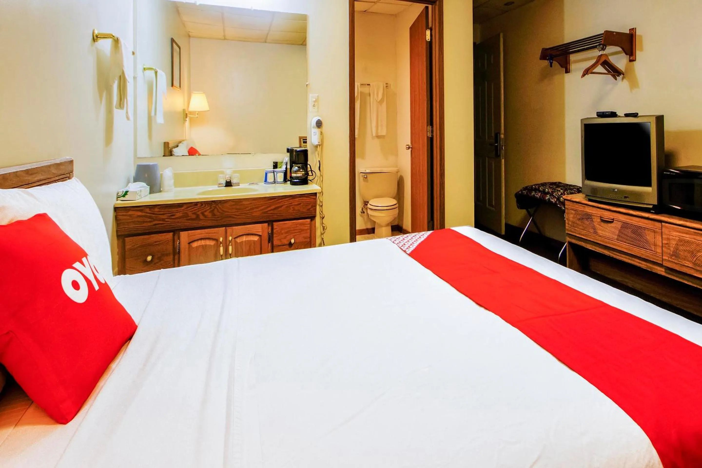 Bedroom, Bed in OYO Hotel Chapmanville Inn, WV - Hwy 119