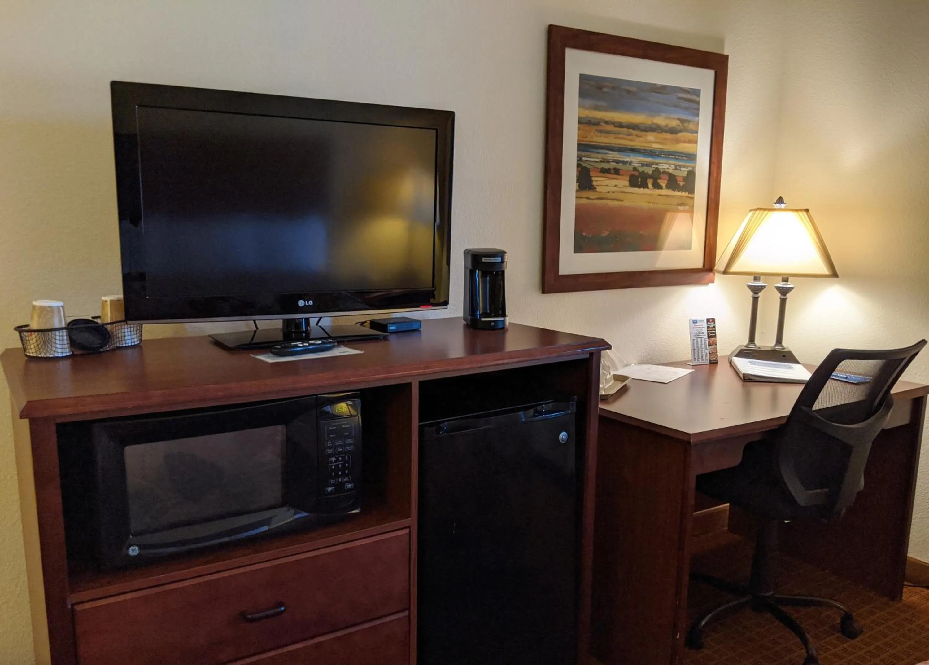 Guests, TV/Entertainment Center in Rodeway Inn & Suites Hoisington