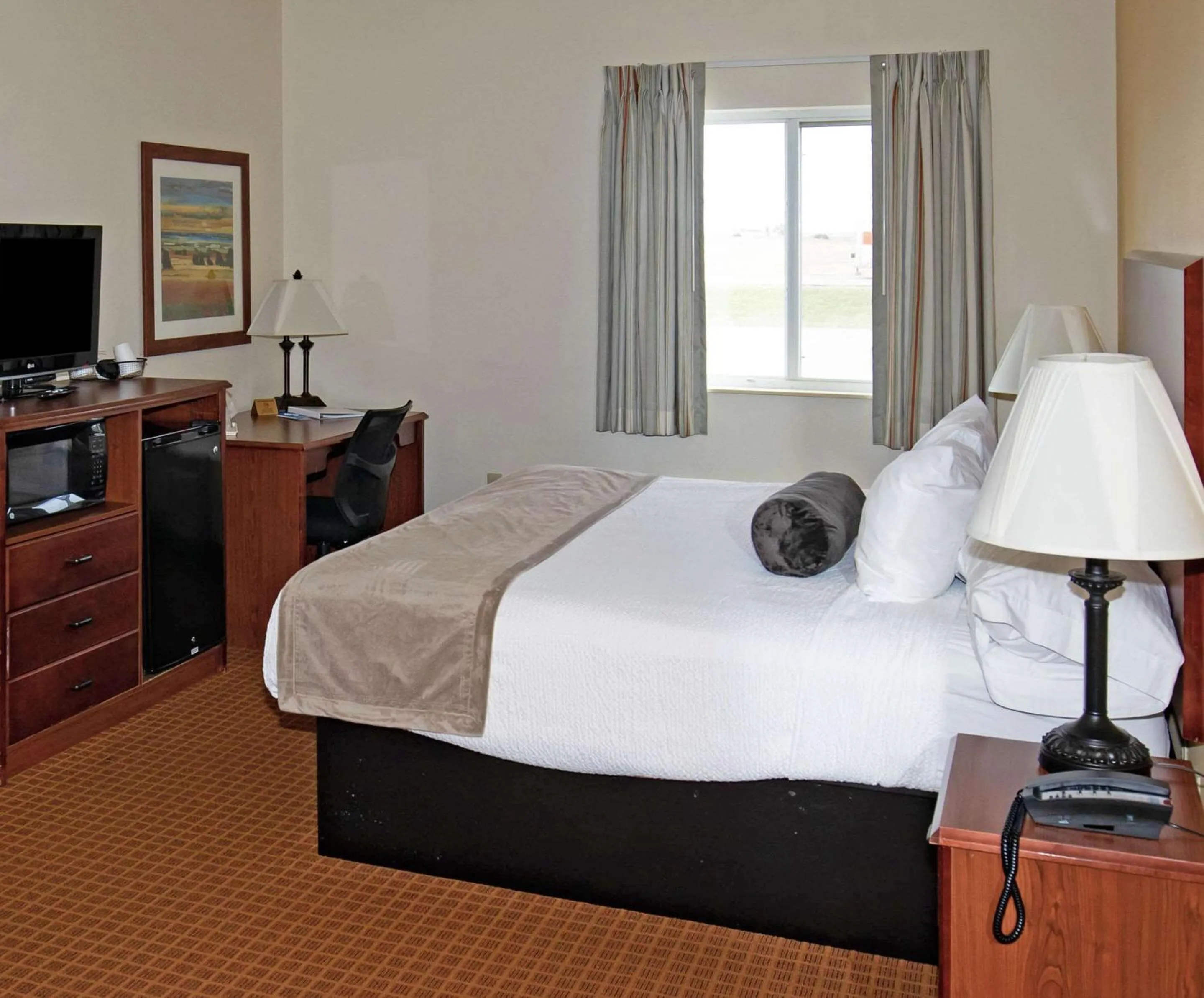 Photo of the whole room, TV/Entertainment Center in Rodeway Inn & Suites Hoisington