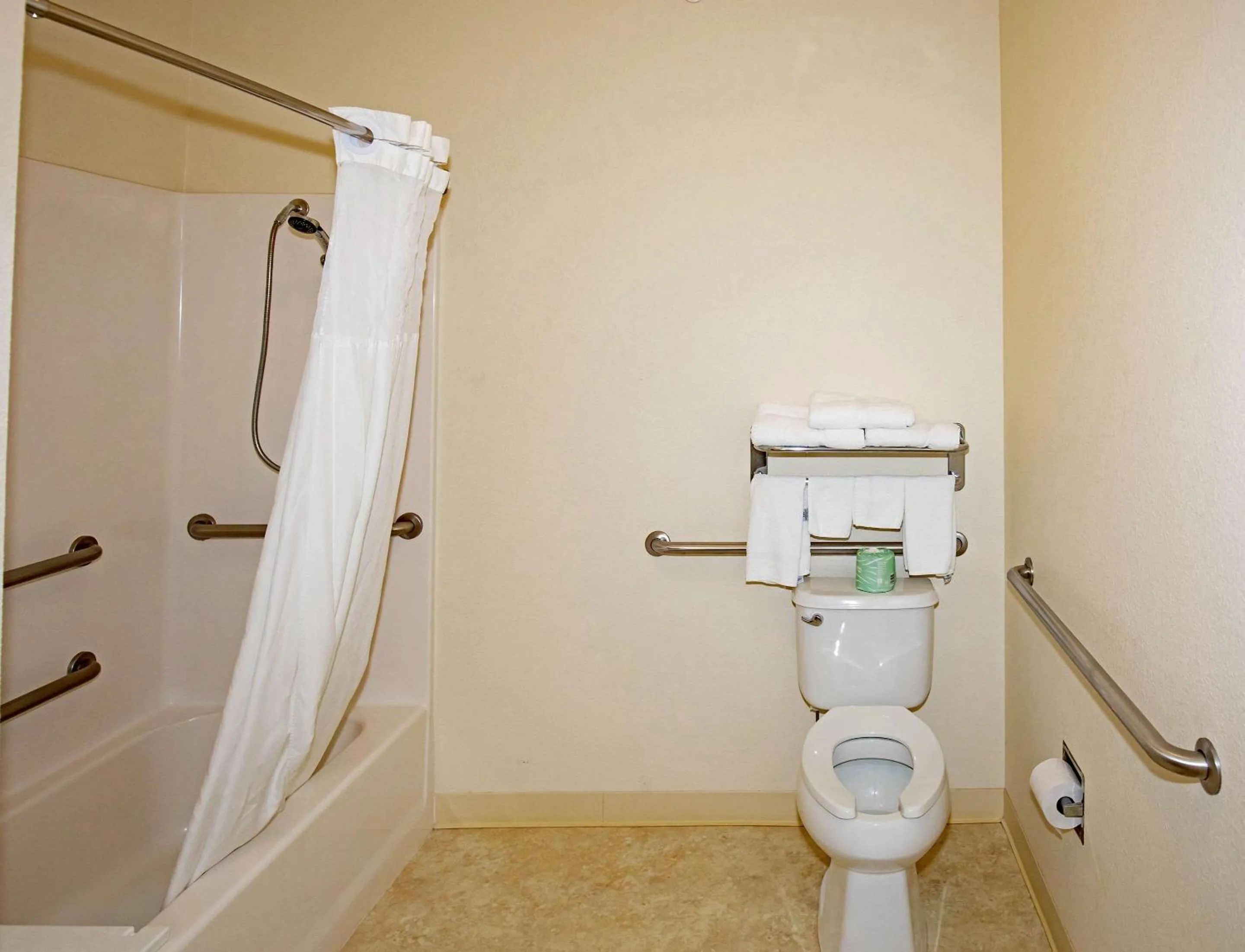 Bathroom in Rodeway Inn & Suites Hoisington