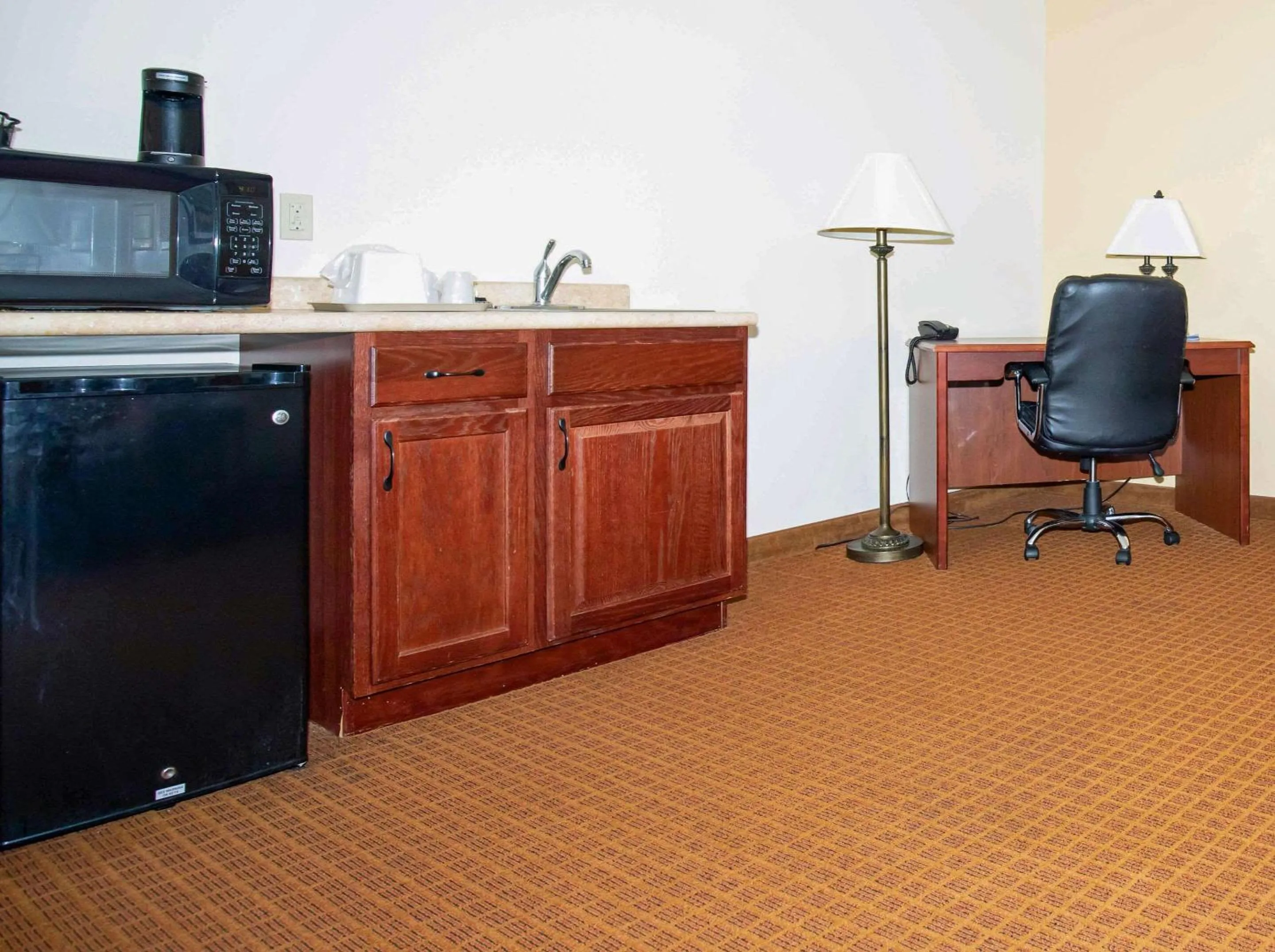 Photo of the whole room, Kitchen/Kitchenette in Rodeway Inn & Suites Hoisington