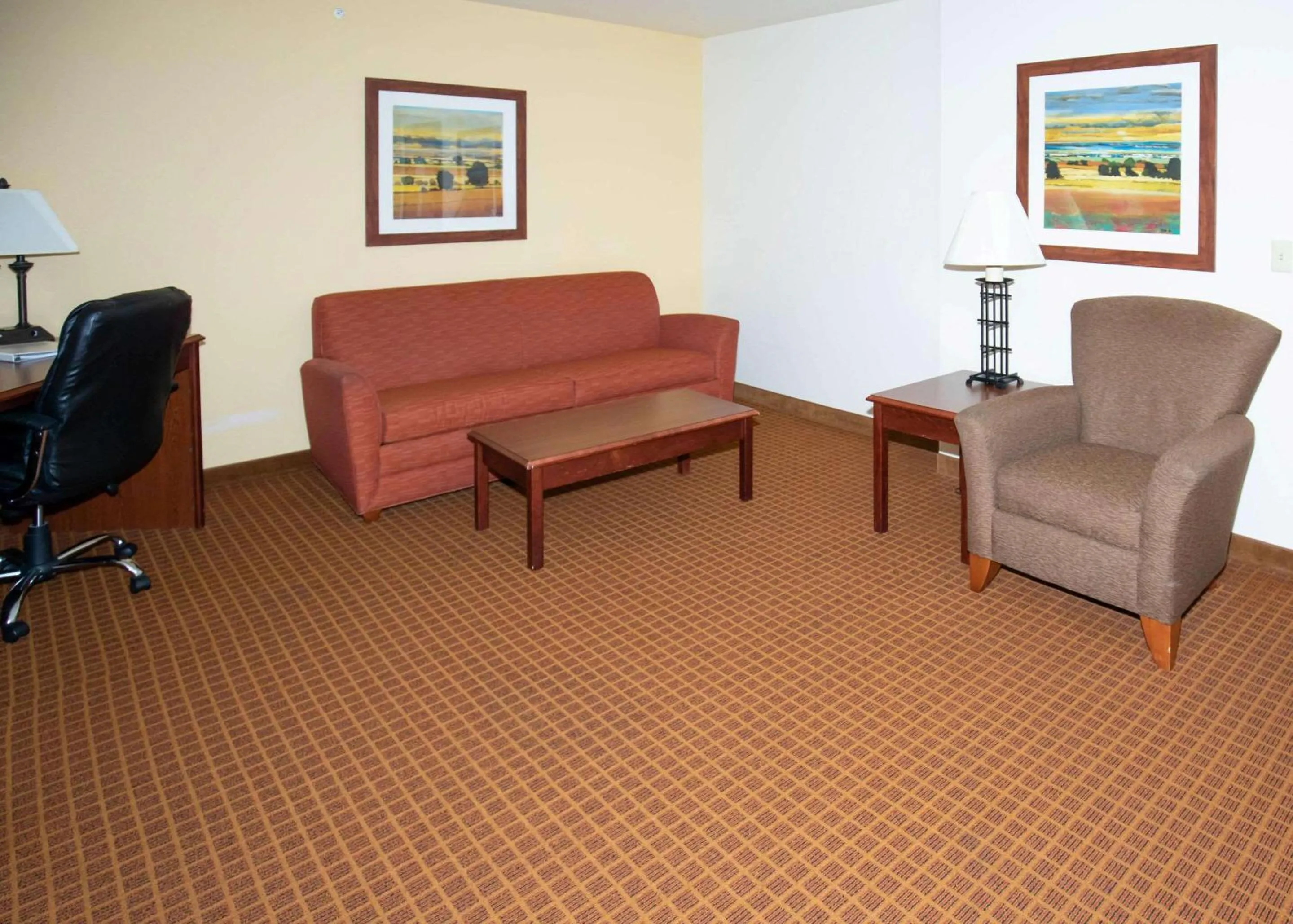 Photo of the whole room, Seating Area in Rodeway Inn & Suites Hoisington