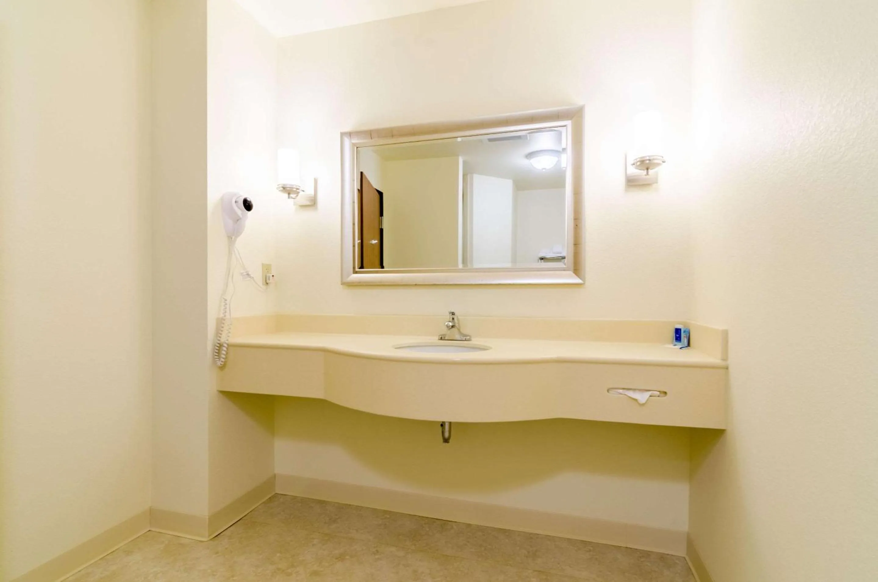 Photo of the whole room, Bathroom in Rodeway Inn & Suites Hoisington