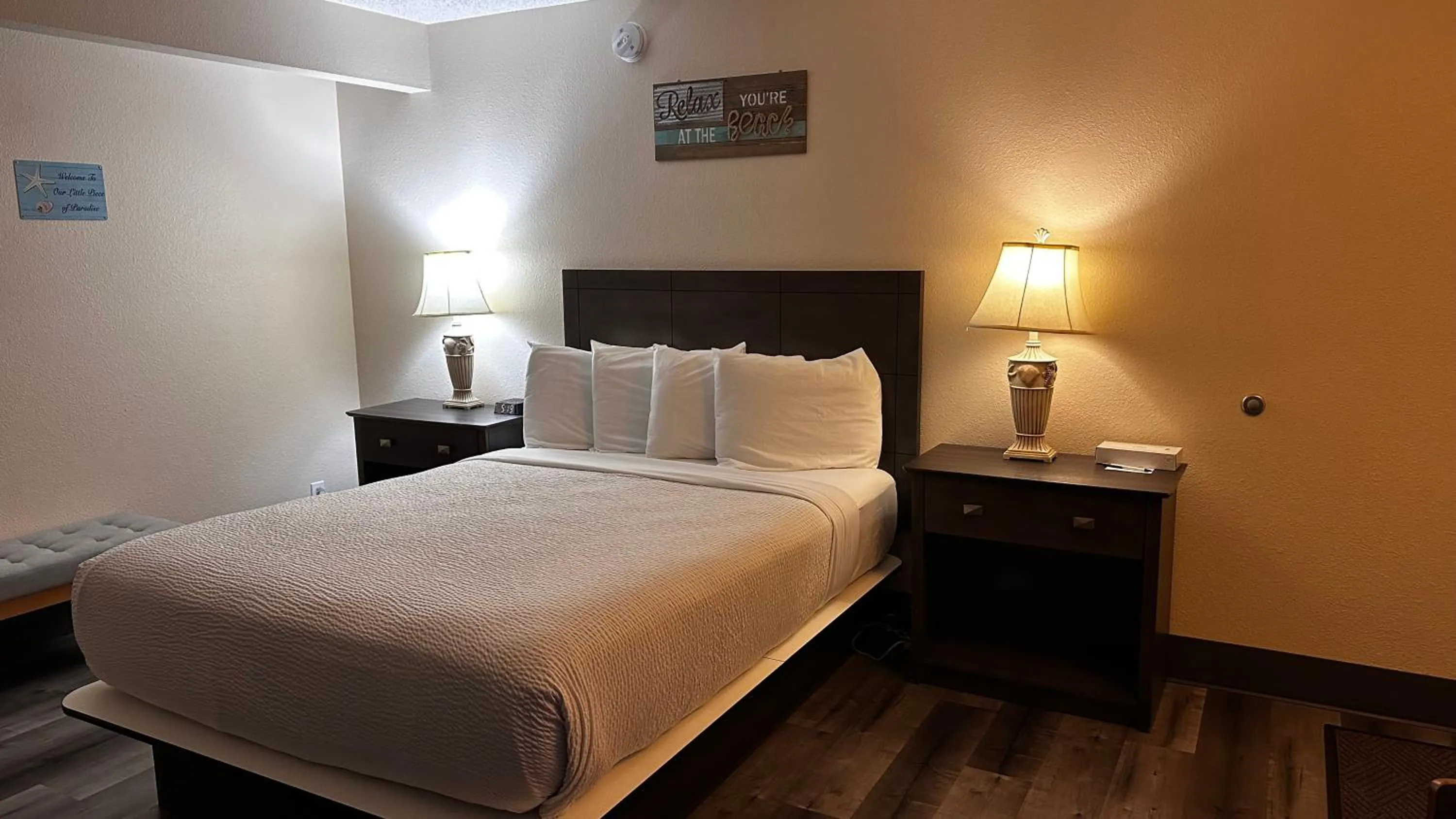 Bedroom, Bed in Inn at the Sea