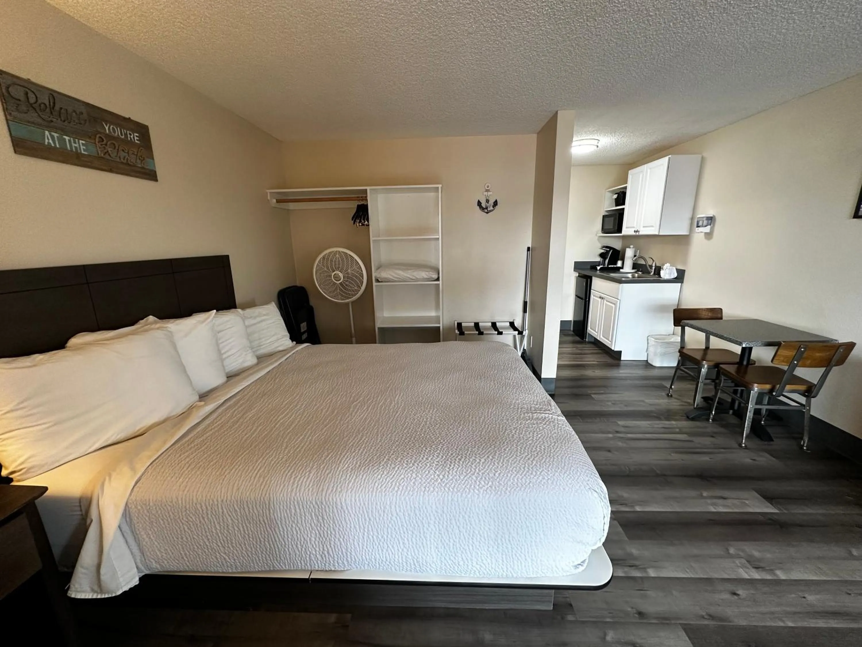 Kitchen or kitchenette, Bed in Inn at the Sea