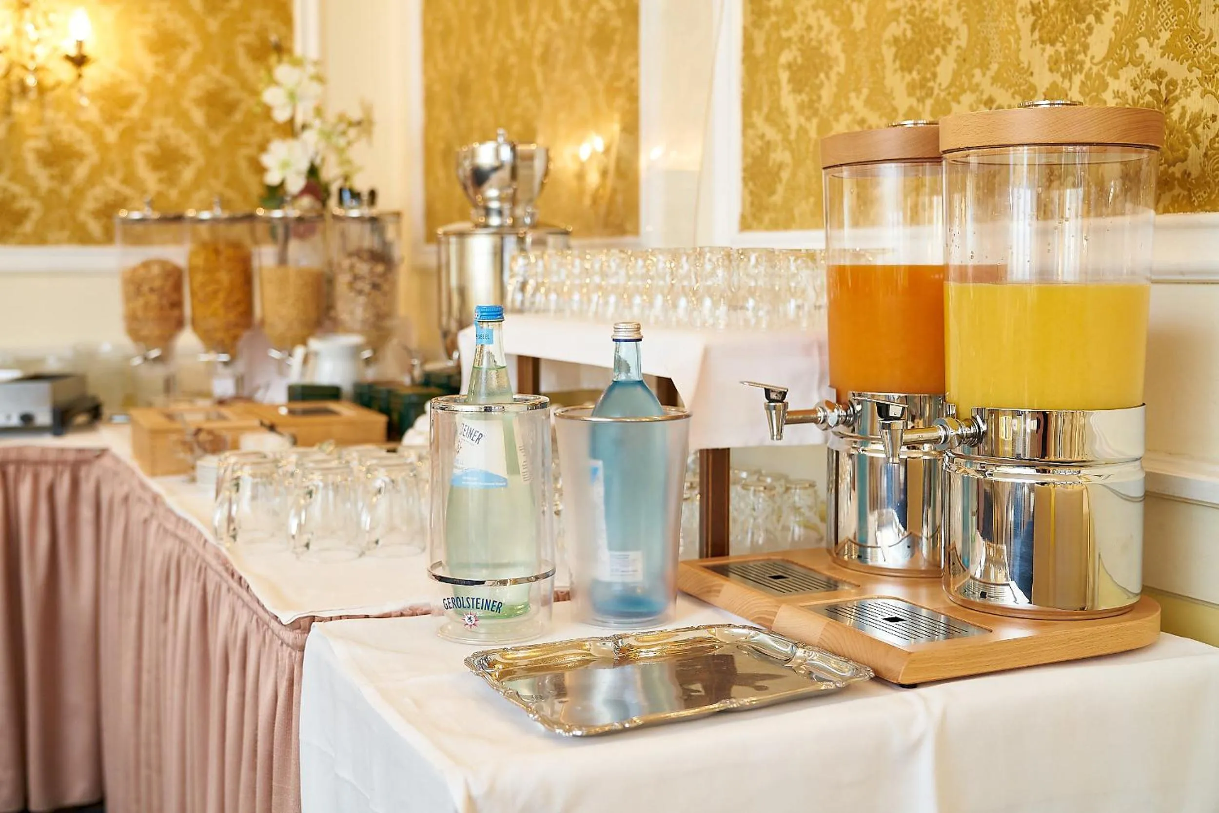 Buffet breakfast in Hotel zur Post