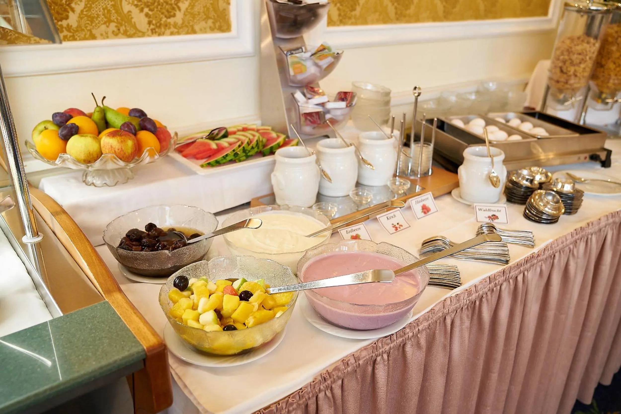 Buffet breakfast in Hotel zur Post