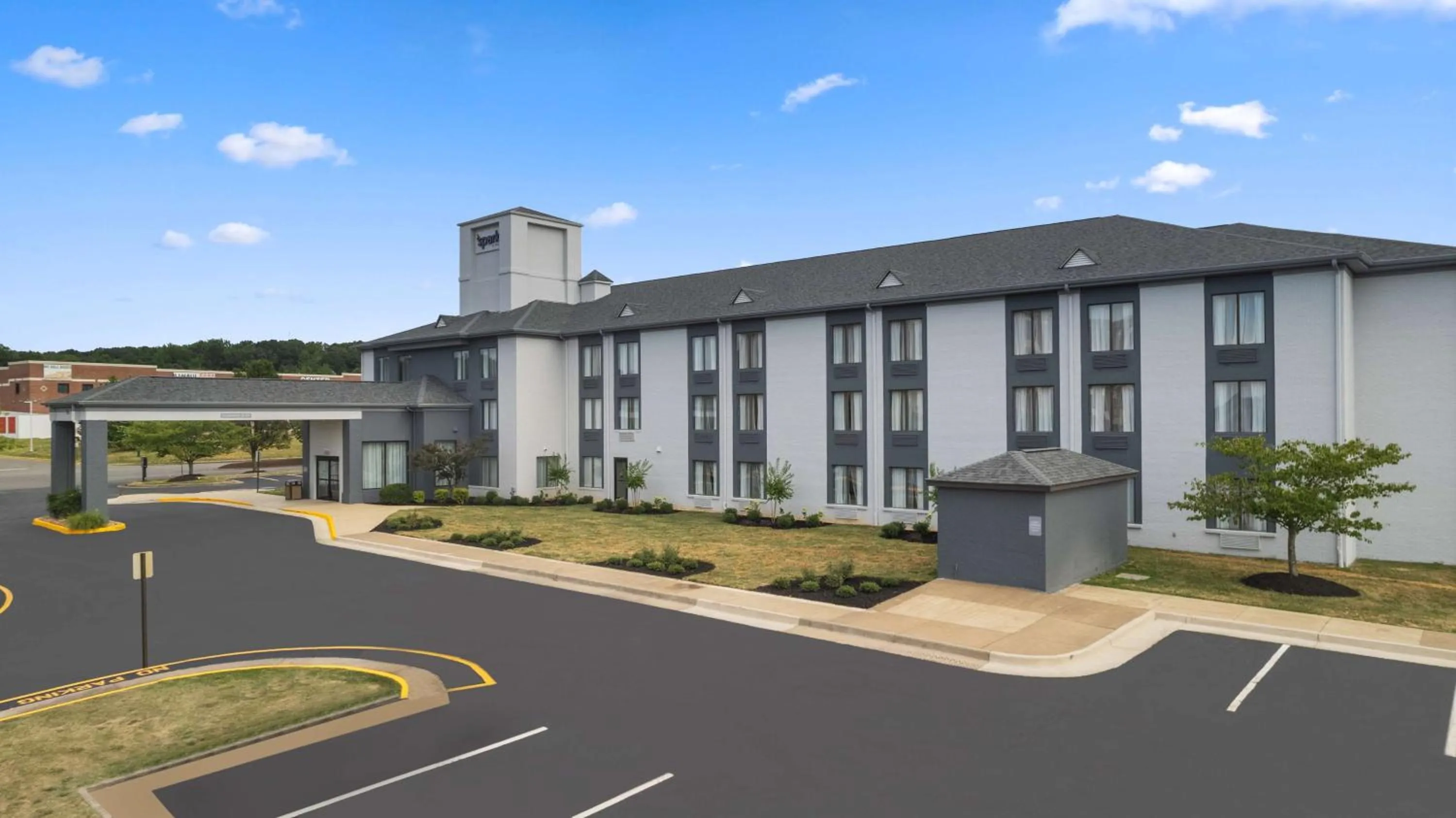 Property building in Spark By Hilton Fredericksburg Southpoint
