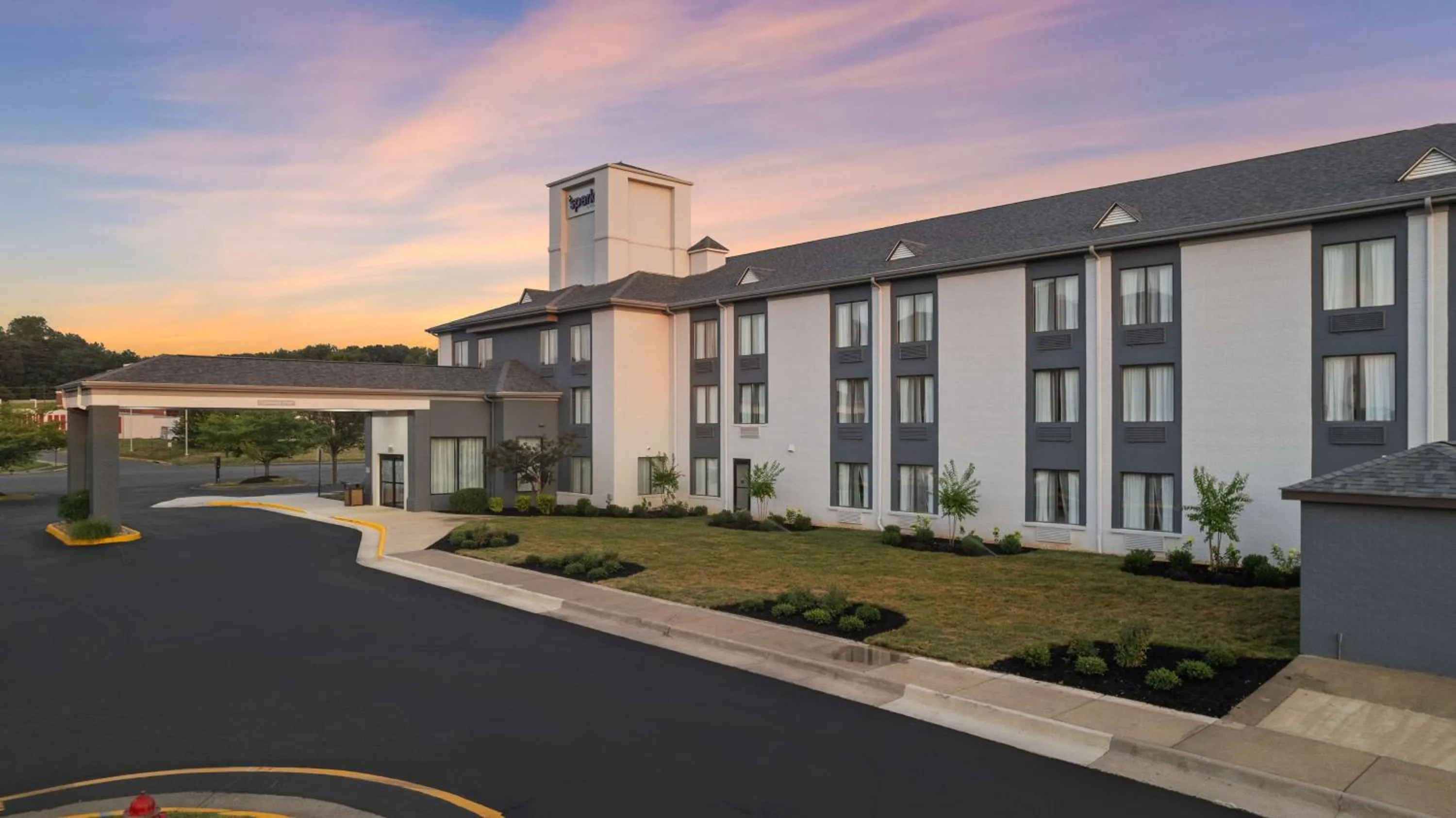Property building in Spark By Hilton Fredericksburg Southpoint
