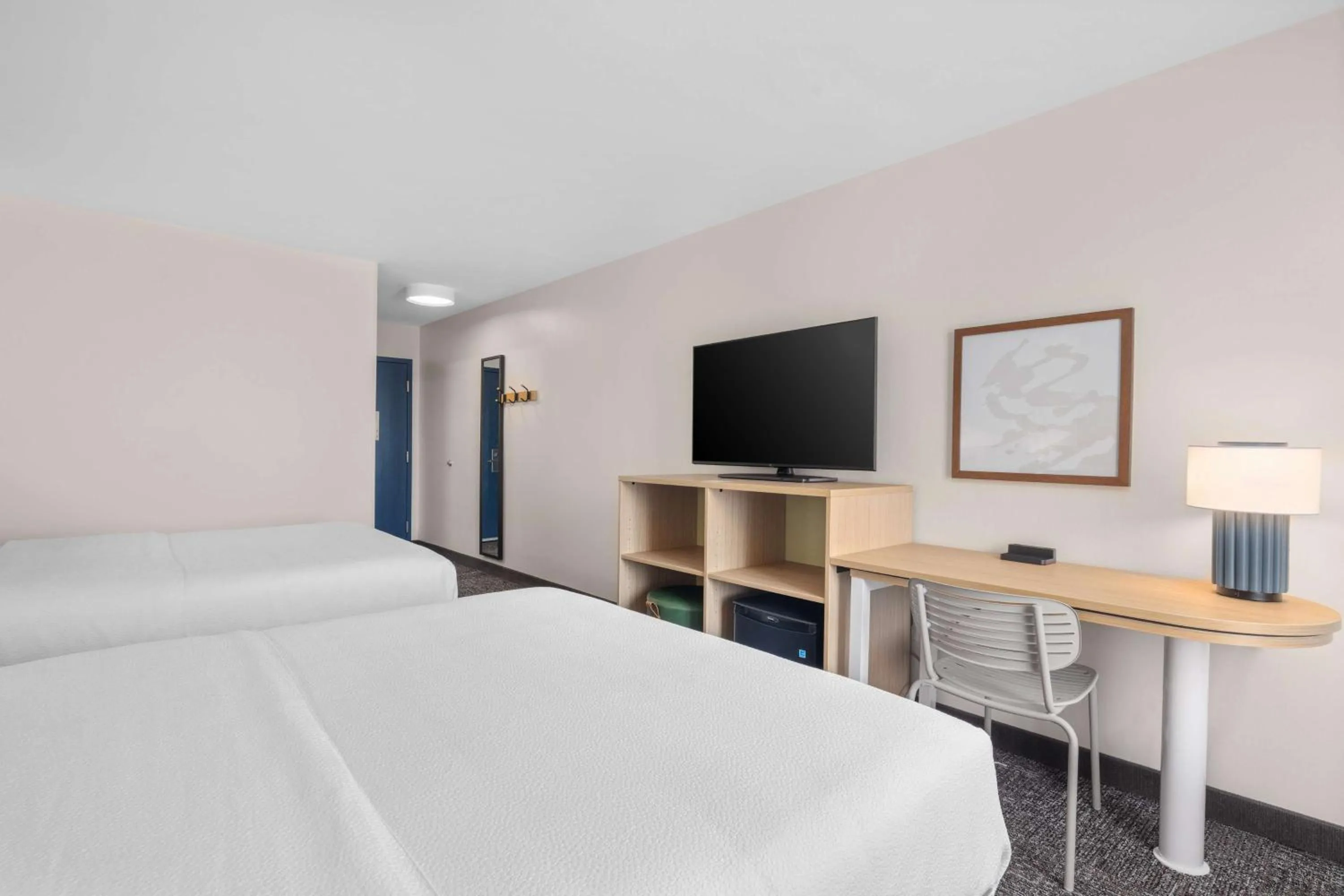 Bedroom, Bed in Spark By Hilton Fredericksburg Southpoint