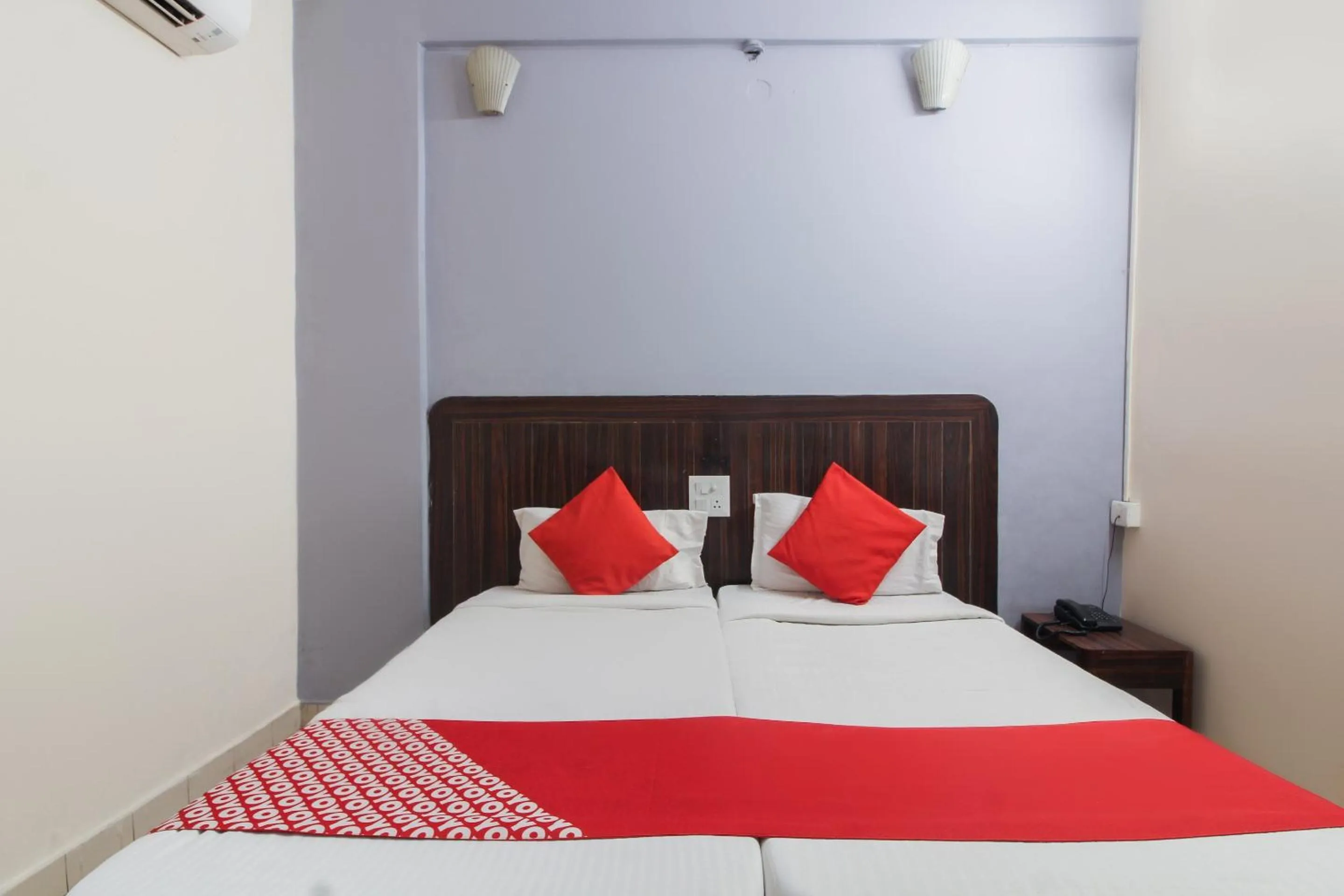 Bedroom, Bed in Hotel O Regal Near Paradise Circle