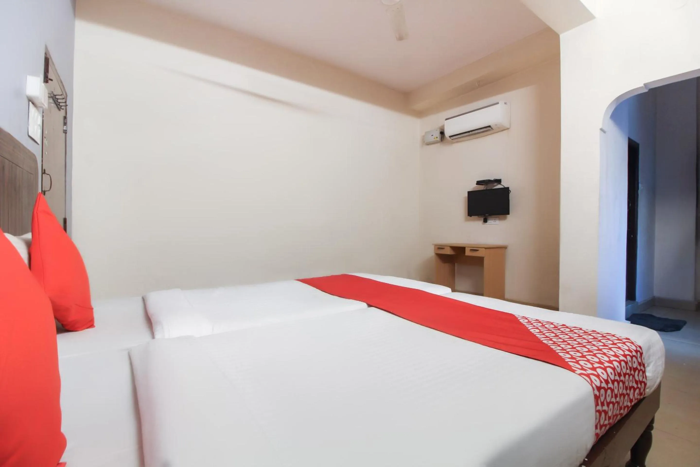 Bedroom, Bed in Hotel O Regal Near Paradise Circle