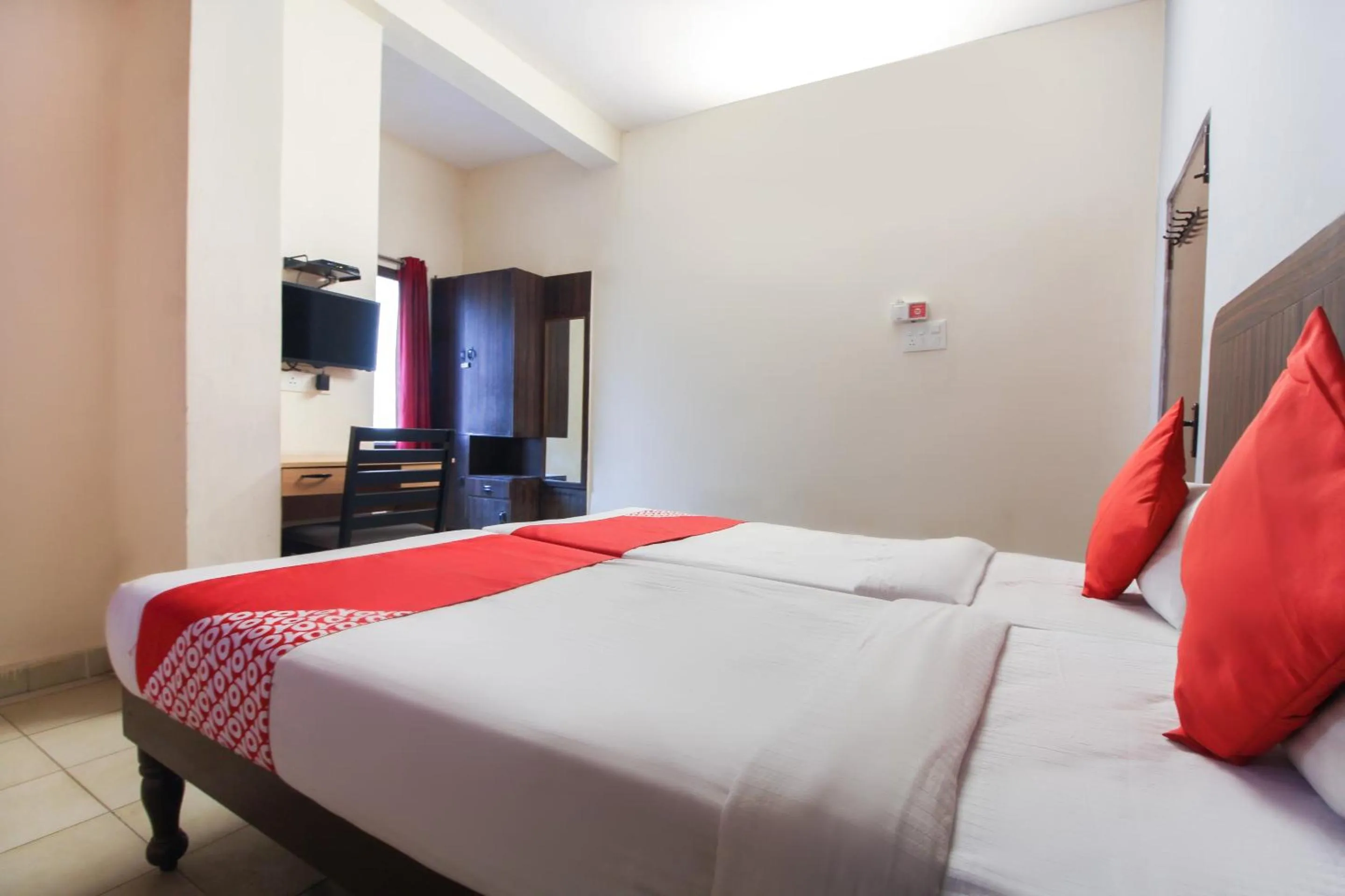 Bedroom, Bed in Hotel O Regal Near Paradise Circle