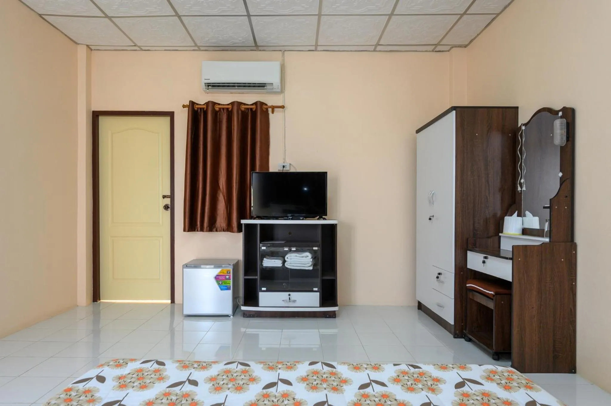 Photo of the whole room, Bed in Beung Sampathuan Nakornchaisri Resort