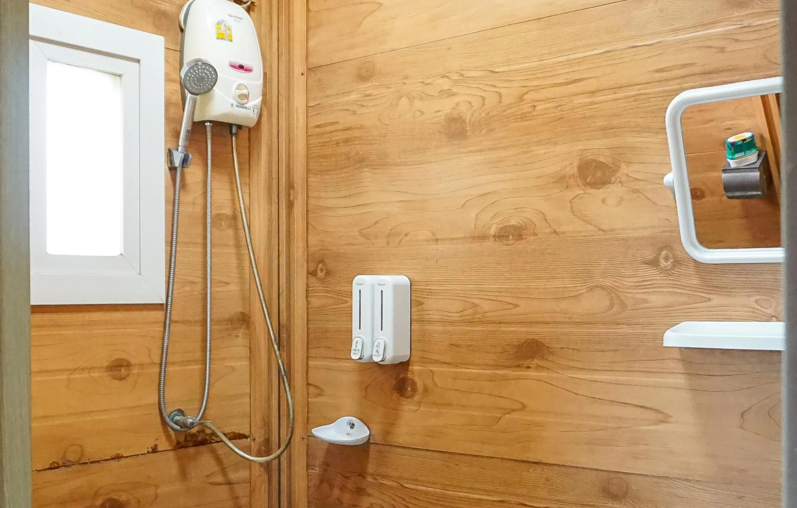 Shower in Beung Sampathuan Nakornchaisri Resort