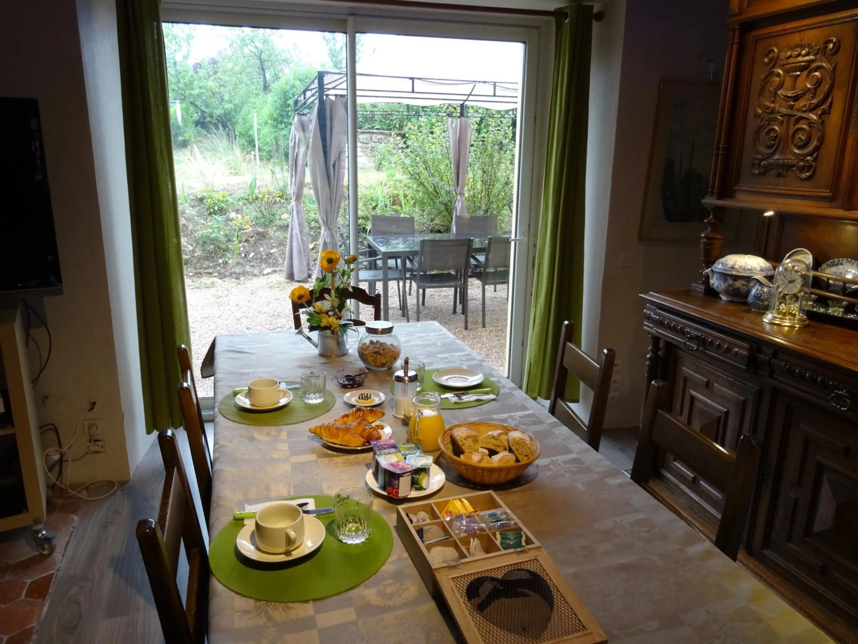 Day in Datcha Bourguignonne, Chambres & Gîte