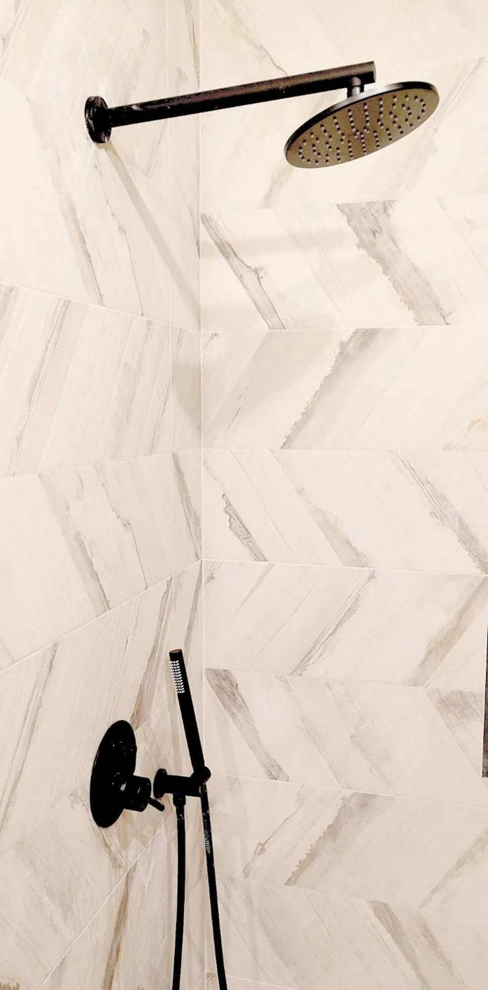 Shower in Ronda Center Apartments with Pool