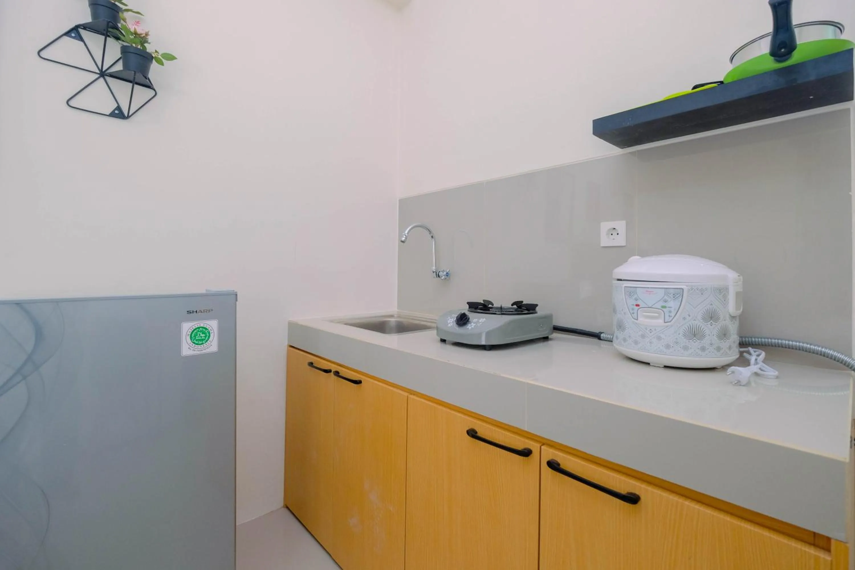 Kitchen or kitchenette in Minimalist Studio Apartment at Bogorienze By Travelio