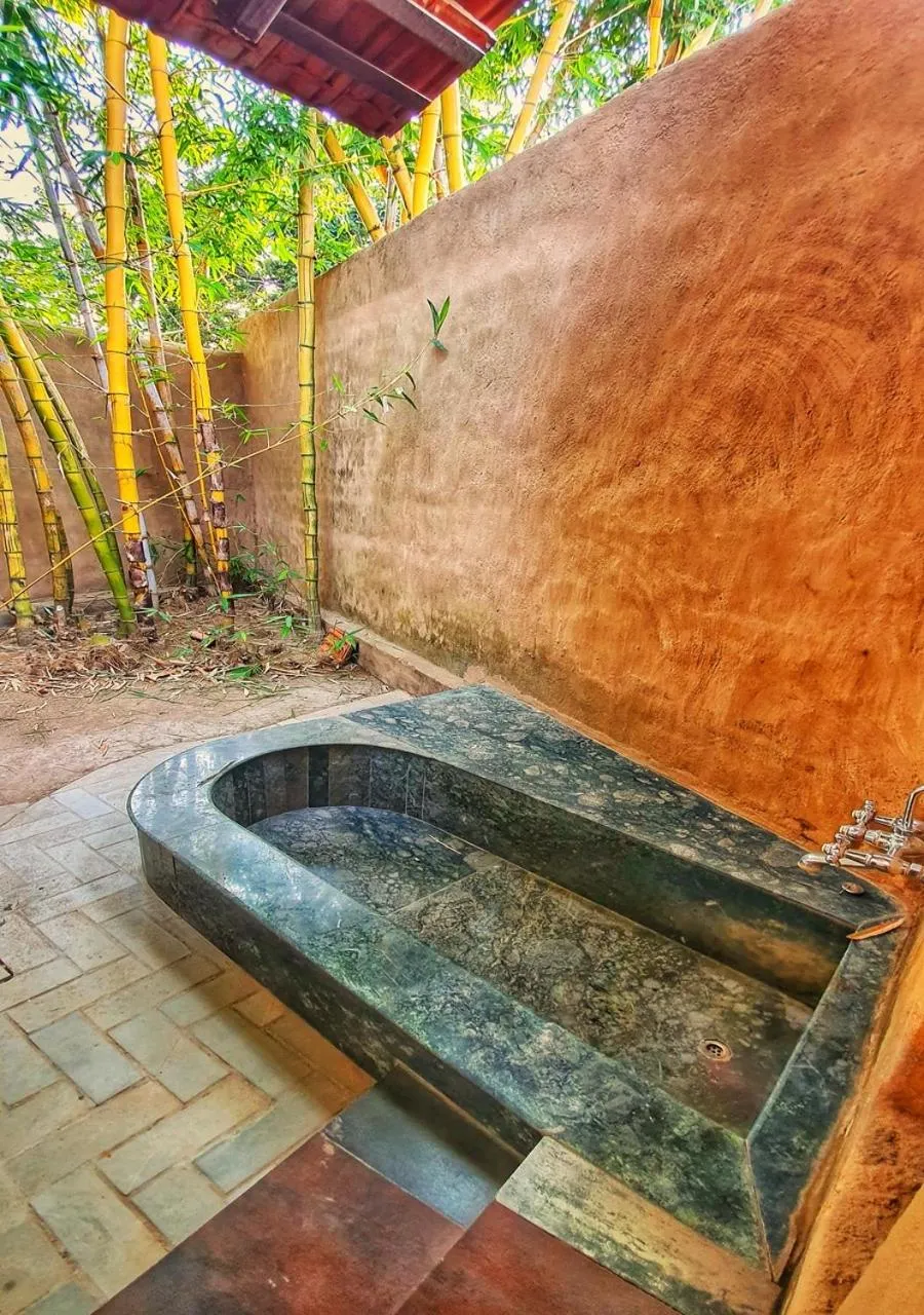 Bath in Greetoe Celebration Van Vilas